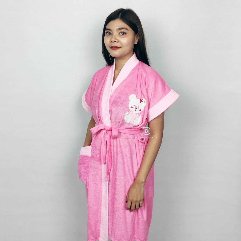 ชุดคลุมขนหนูอาบน้ำ เสื้อคลุมอาบน้ำ เสื้อคลุมแต่งหน้า ผ้าขนหนู ขนาดFree size (ปักหมี สีชมพู)