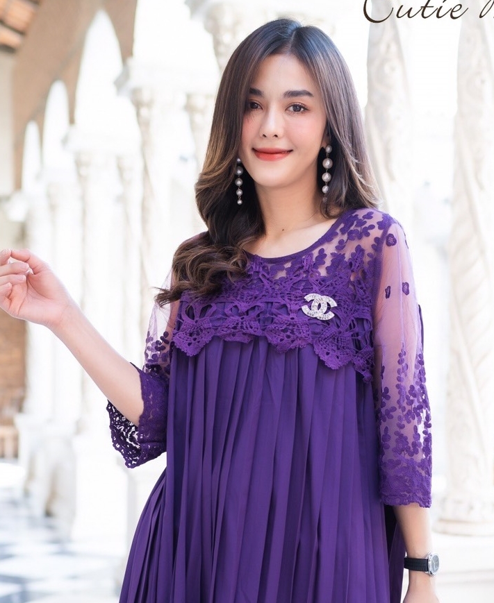 Sale+++#Cutie Minute 14104 เดรสผ้าชีฟองเกาหลีเกรดพรีเมี่ยม เนื้อผ้าดีมากค่ะ อัดพลีทแน่นๆ ด้านบนใช้ผ้าออเเกนซ่างานปักลูกไม้สุดหรูเริ่ด เดรสทรงโอเวอร์ไซส์ใส่เก๋ๆ สวยครบจริงๆค่ะ ใส่ไปงานดูดีสุดสุด งานสวยตัดเย็บดีเนี๊ยบ มี 5 สี เลือดหมู กรม ชมพูกลีบบัว (สีใหม