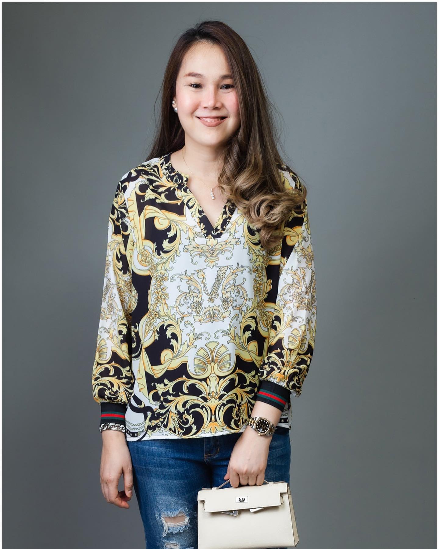 SaLe++ #Blueberry Nights B3679 NEW พรีเมี่ยมคลาสสิคเสื้อแบรนด์เนมทีเชิ้ตคอวีแขนยาว ผ้าโพลีเอสเตอร์ผสมเนื้อนุ่มเกรดพรีเมี่ยม ตัดเย็บสวยเนี้ยบสไตล์แบรนด์เนมสุดหรู แพทเทิร์นเสื้อคอวีแขนยาว ปลายแขนยางยืดสุดเก๋ พิมพ์ลายสีคมชัดสวยเป๊ะ เหมาะสำหรับสาวๆๆรอบอก(36-4