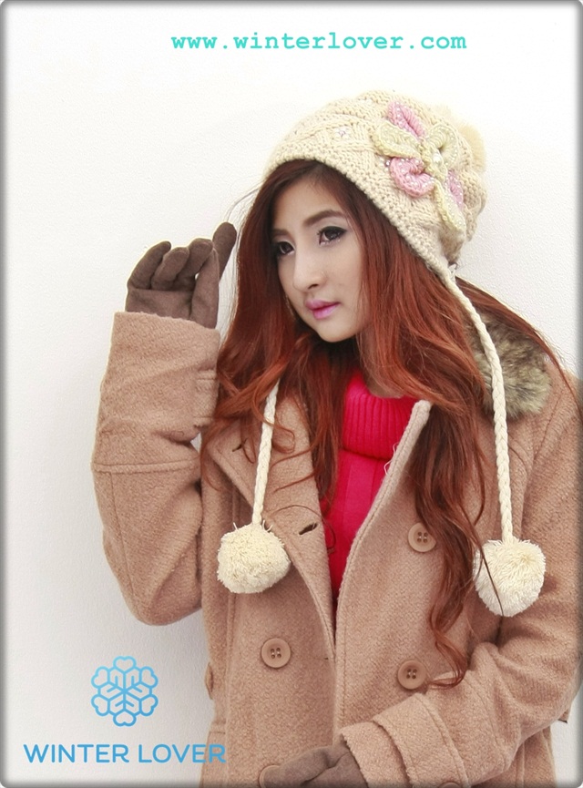 หมวกไหมพรมกันหนาว สีครีม ตกแต่งด้วยดอกไม้ (พร้อมส่ง)(Free Size)