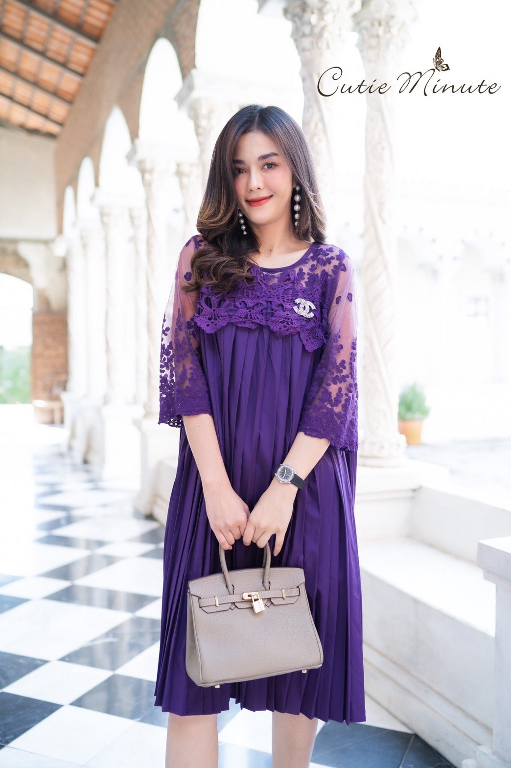 Sale+++#Cutie Minute 14104 เดรสผ้าชีฟองเกาหลีเกรดพรีเมี่ยม เนื้อผ้าดีมากค่ะ อัดพลีทแน่นๆ ด้านบนใช้ผ้าออเเกนซ่างานปักลูกไม้สุดหรูเริ่ด เดรสทรงโอเวอร์ไซส์ใส่เก๋ๆ สวยครบจริงๆค่ะ ใส่ไปงานดูดีสุดสุด งานสวยตัดเย็บดีเนี๊ยบ มี 5 สี เลือดหมู กรม ชมพูกลีบบัว (สีใหม