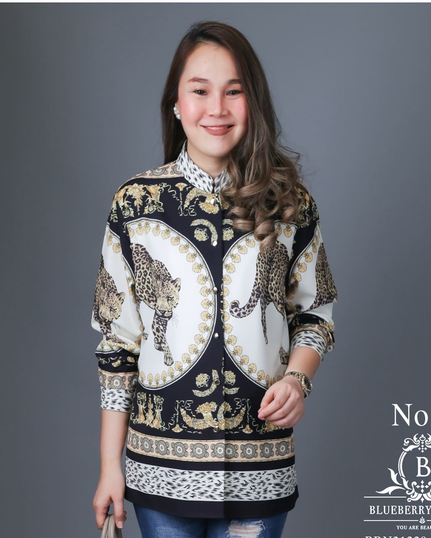 Sale+++#Blueberry Nights B3660 New อัพเกรด แพทเทิร์น (vs) เนื้อผ้า ☆ เสื้อแบรนด์เนมทีเชิ้ตคอจีนแขนยาว ผ้าโพลีเอสเตอร์อัพเกรด เนื้อนุ่มมากขึ้น ตัดเย็บสวยเนี้ยบสไตล์แบรนด์เนมสุดหรู ดีเทลพิมพ์ลายสีคมชัดสวยเป๊ะ อัพเกรดแพทเทิร์นเสื้อคอจีนให้ใส่สบาย เหมา