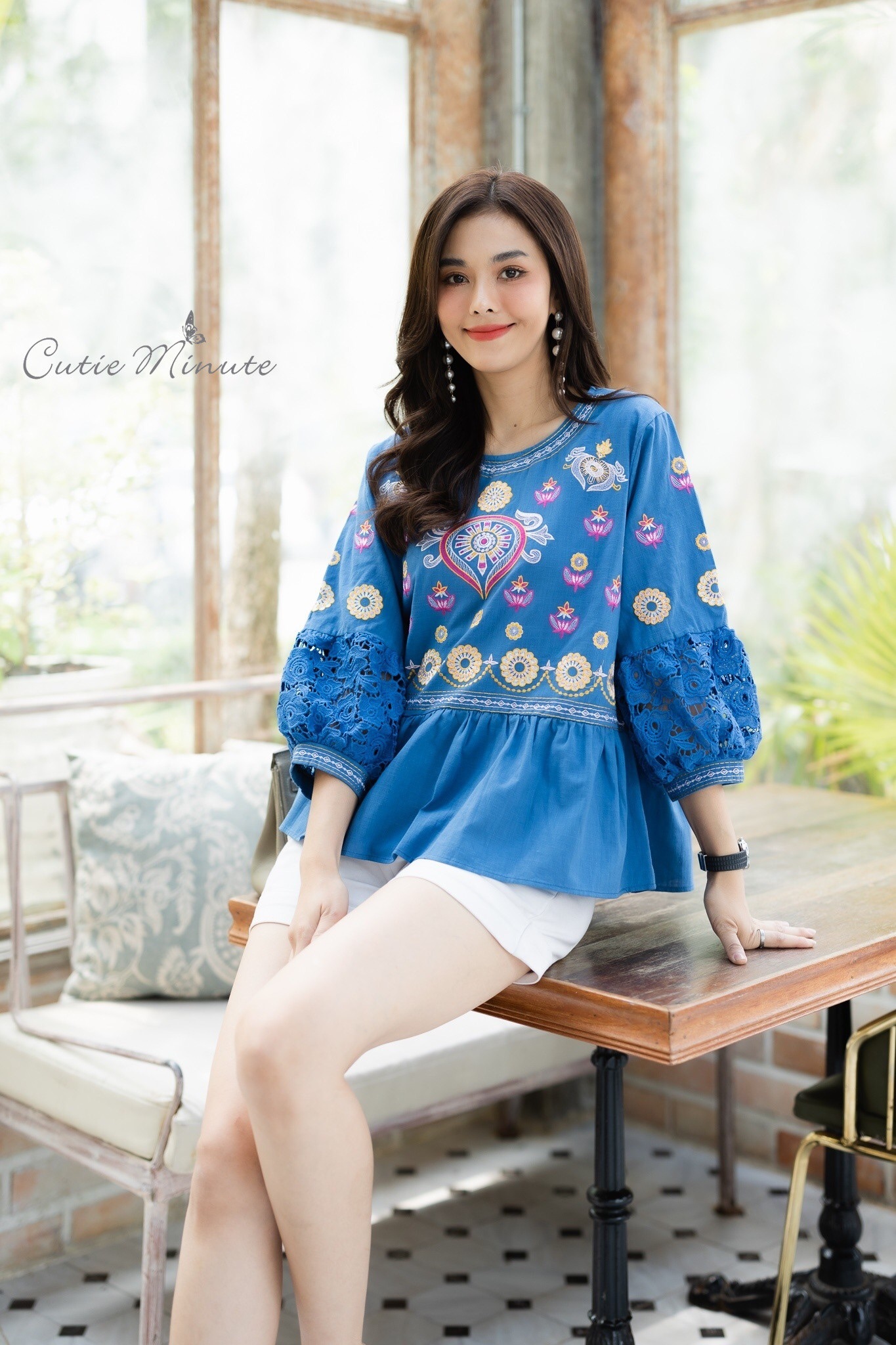 SaLe++#Cutie Minute B3695 เสื้อลินินเกรดพรีเมี่ยม เนื้อผ้าขึ้นลาย เนื้อผ้ามีความนุ่ม ผ้าดีมากค่ะ งานปักฝีมือสวยมากๆค่ะ แต่งเติมแขนด้วยลูกไม้เนื้อหนาสวยสวย เสื้อดีเทลจับจีบระบายเล็กๆ งานปักสวยเนียบ ใส่สวย ใส่สบายจริงๆค่ะ มี 4 สี ฟ้าคราม ส้มอิฐ เขียวไพร ชมพ