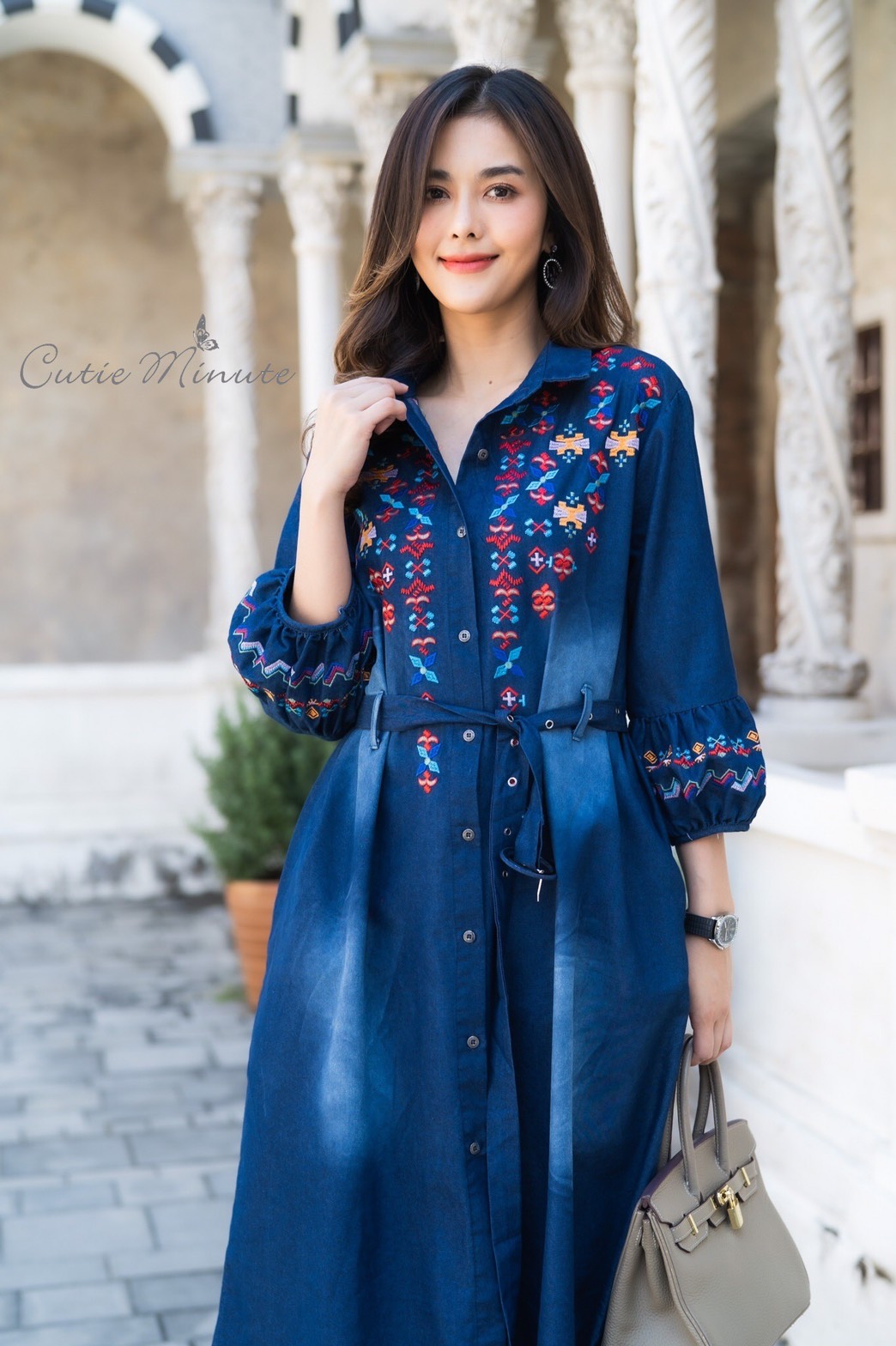 SaLe+++14082 Maxi+Mark เดรสผ้ายีนส์เกรดพรีเมี่ยม เนื้อผ้ามีความนุ่ม ผ้ายืดหยุ่นใส่สบาย แขนปลายพองเล็กๆงานฟอกสวยๆ ดีเทลปักลายสวยมากค่ะ มีกระเป๋า2ข้าง มาพร้อมกับเข็มขัด แยกชิ้นมากับชุด งานสวยเกรดระดับขึ้นห้างใส่แล้วสวยเก๋ ไม่ซ้ำใครนะคะ ** Mask ทรงสวยปรับเข้