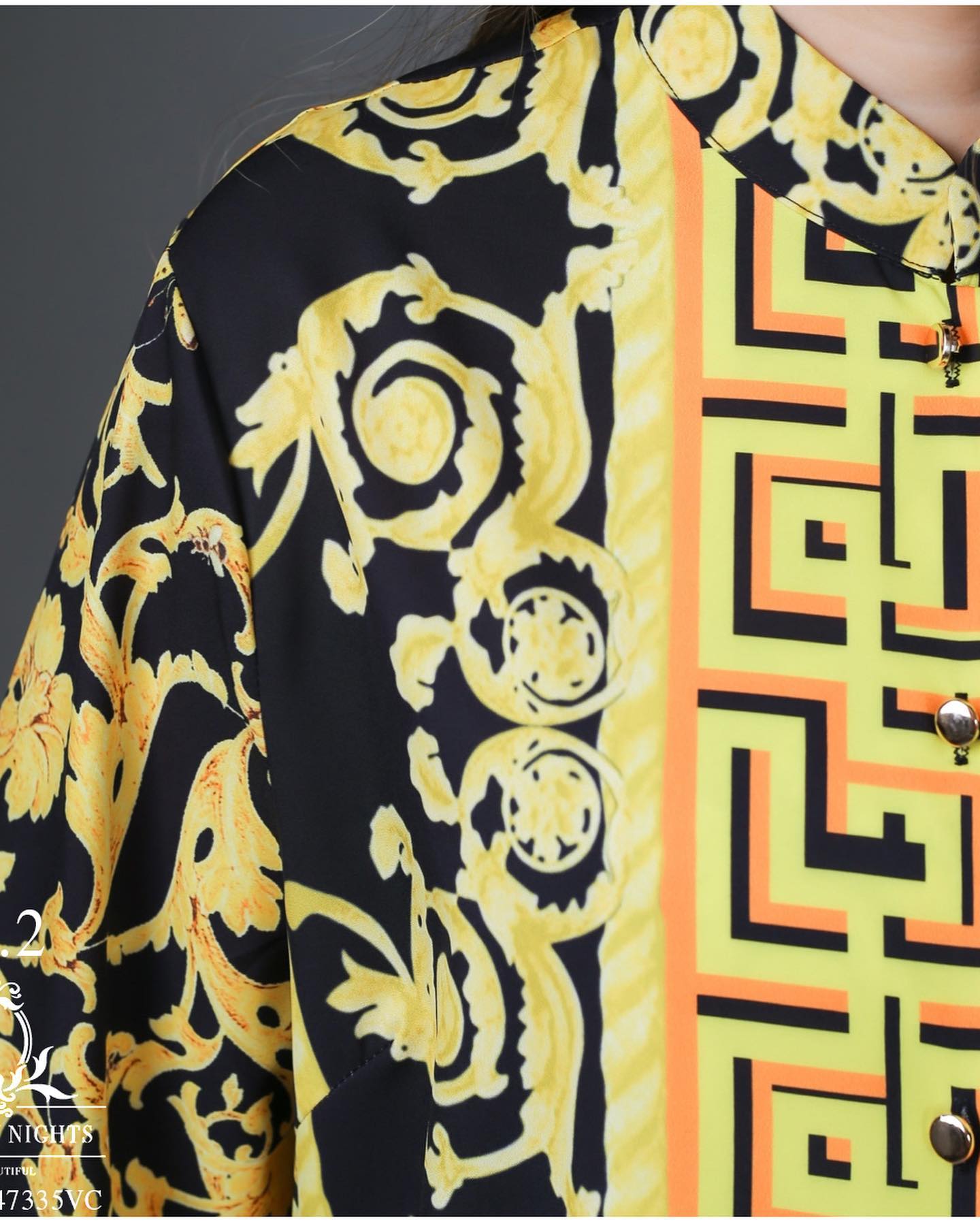 Sale+++#Blueberry Nights B3660 New อัพเกรด แพทเทิร์น (vs) เนื้อผ้า ☆ เสื้อแบรนด์เนมทีเชิ้ตคอจีนแขนยาว ผ้าโพลีเอสเตอร์อัพเกรด เนื้อนุ่มมากขึ้น ตัดเย็บสวยเนี้ยบสไตล์แบรนด์เนมสุดหรู ดีเทลพิมพ์ลายสีคมชัดสวยเป๊ะ อัพเกรดแพทเทิร์นเสื้อคอจีนให้ใส่สบาย เหมา