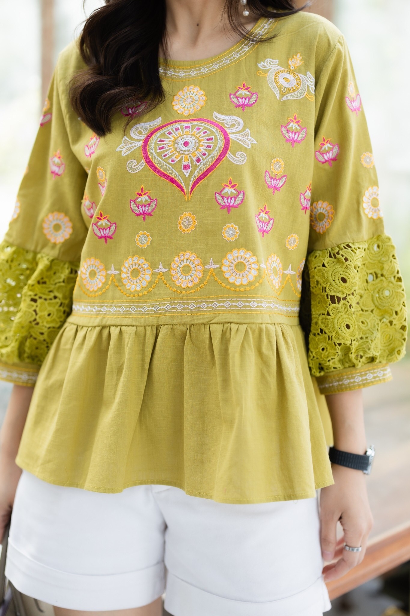 SaLe++#Cutie Minute B3695 เสื้อลินินเกรดพรีเมี่ยม เนื้อผ้าขึ้นลาย เนื้อผ้ามีความนุ่ม ผ้าดีมากค่ะ งานปักฝีมือสวยมากๆค่ะ แต่งเติมแขนด้วยลูกไม้เนื้อหนาสวยสวย เสื้อดีเทลจับจีบระบายเล็กๆ งานปักสวยเนียบ ใส่สวย ใส่สบายจริงๆค่ะ มี 4 สี ฟ้าคราม ส้มอิฐ เขียวไพร ชมพ