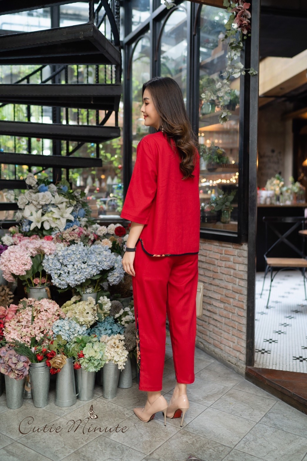 SaLe++#Cutie Minute 14110 ชุดเซ็ทผ้าลินินเกรดพรีเมี่ยม เนื้อผ้านิ่มกำลังดี ดีเทลตกแต่งด้วยงานปักผสมผ้าลายดอกไม้ กางเกงมีกระเป๋าซ่อน ชุดเเต่งด้วยกระดุมจีน กุ้นขอบที่ชายเสื้อ ชุดนี้สวยมากค่ะ ใส่ชุดเดียวสวยสมบูรณ์แบบเลยนะคะ หรือจะแยกชิ้นใส่แมทช์กับชุดอื่นก็ส