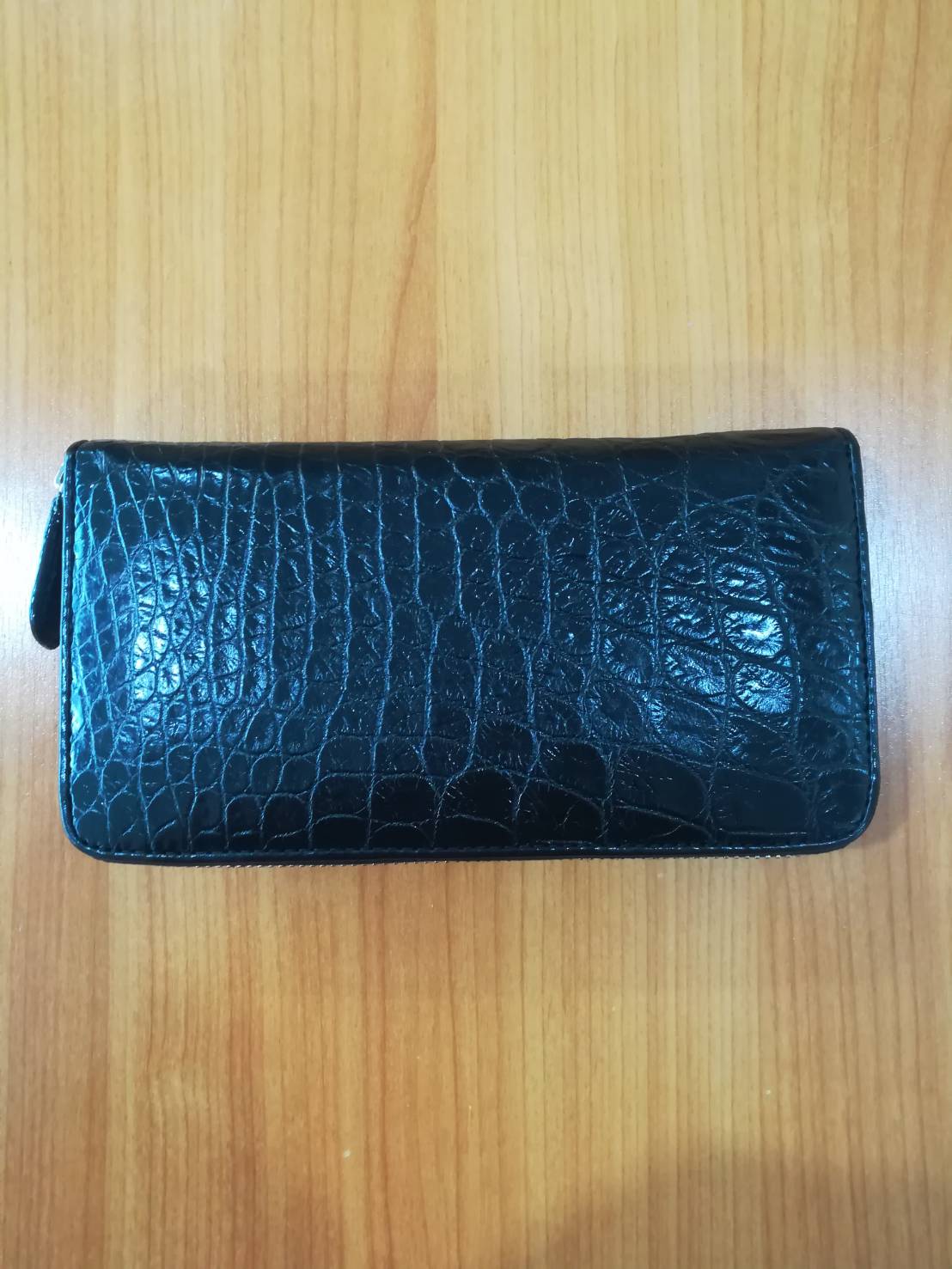 กระเป๋าหนังจระเข้แท้แบบซิปเดี่ยว; สีดำ