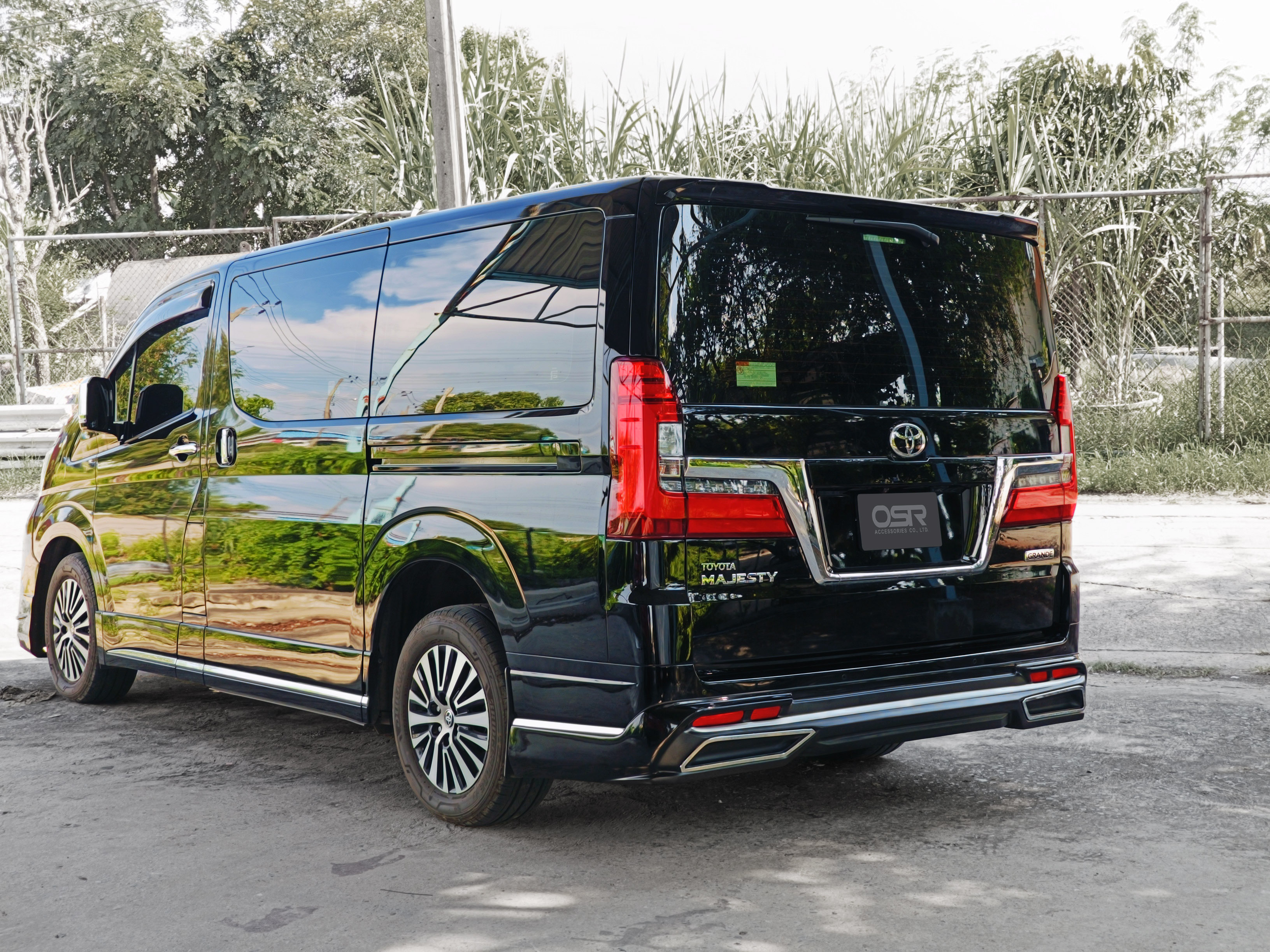 ชุดแต่งรถ สเกิร์ต-สปอยเลอร์ Toyota Majesty ทรง ATIVUS by OSR