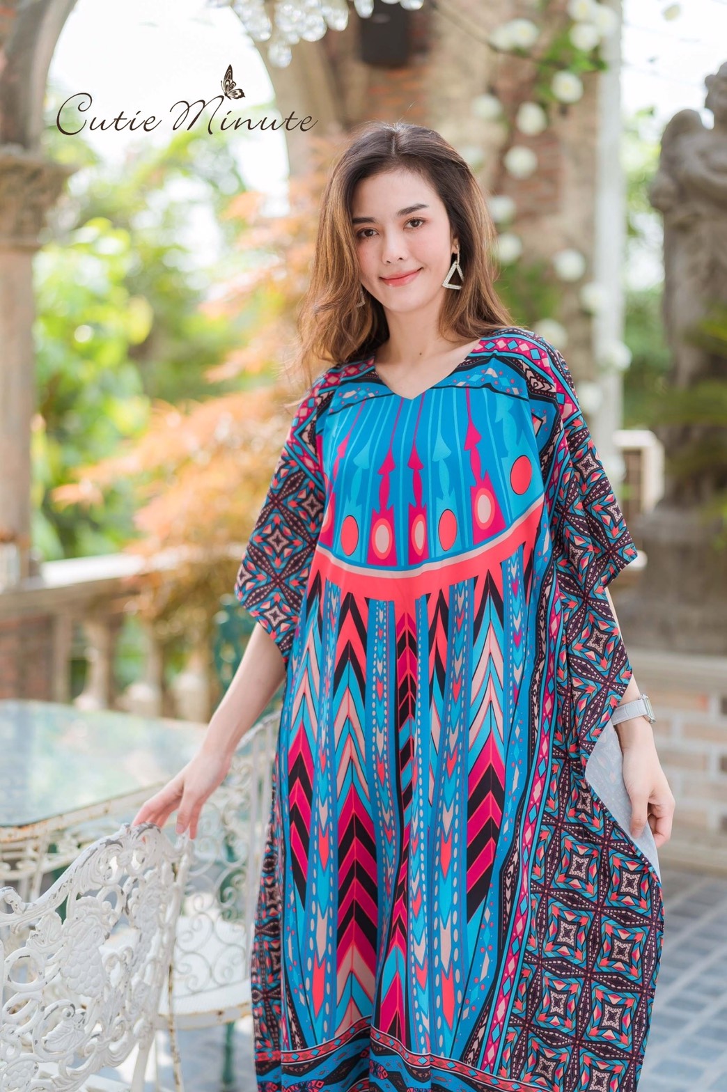 SaLe++#Cutie Minute 13954**MAXI เดรสผ้าโพลีเอสเตอร์เนื้อนิ่ม พิมพ์ลวดลายเส้นกราฟฟิก ทรงค้างคาวเหมาะกับ summer นี้เลยค่ะ อก ฟรีไซส์ 48" เอว ฟรีไซส์ 52" สะโพก ฟรีไซส์ 58" วงแขนบน 22" แขนยาว 14" (จากต้นคอ) ขอบแขนล่าง ฟรีไซส์ เดรสยาว