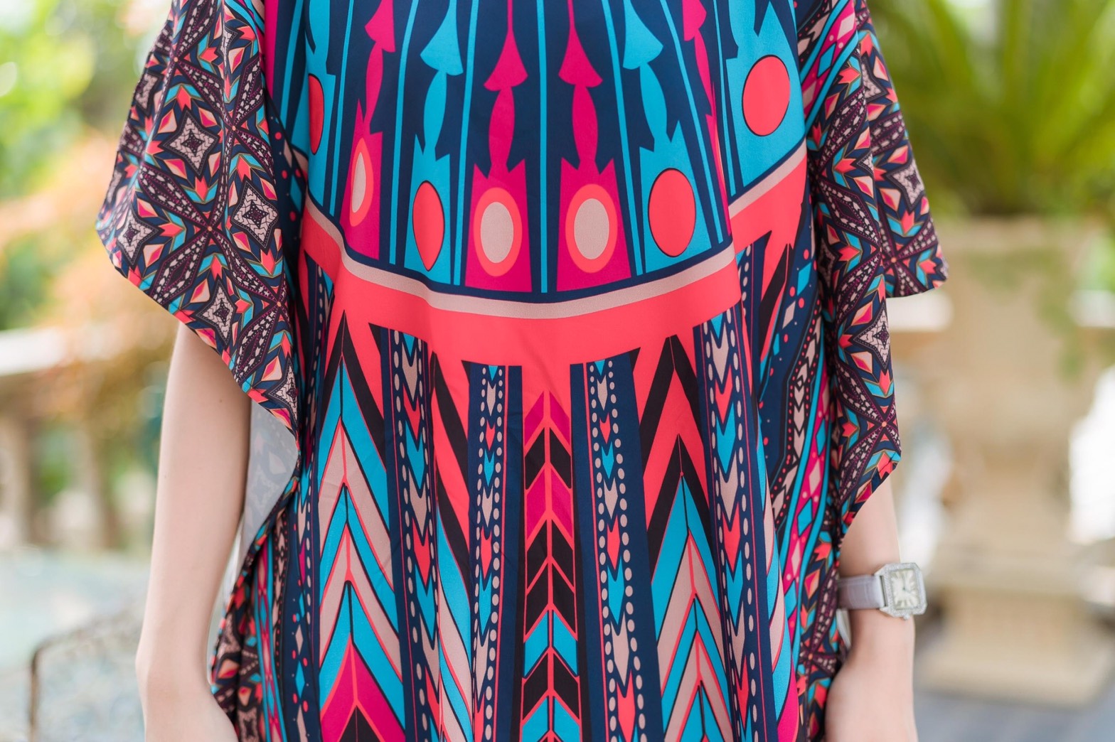 SaLe++#Cutie Minute 13954**MAXI เดรสผ้าโพลีเอสเตอร์เนื้อนิ่ม พิมพ์ลวดลายเส้นกราฟฟิก ทรงค้างคาวเหมาะกับ summer นี้เลยค่ะ อก ฟรีไซส์ 48" เอว ฟรีไซส์ 52" สะโพก ฟรีไซส์ 58" วงแขนบน 22" แขนยาว 14" (จากต้นคอ) ขอบแขนล่าง ฟรีไซส์ เดรสยาว