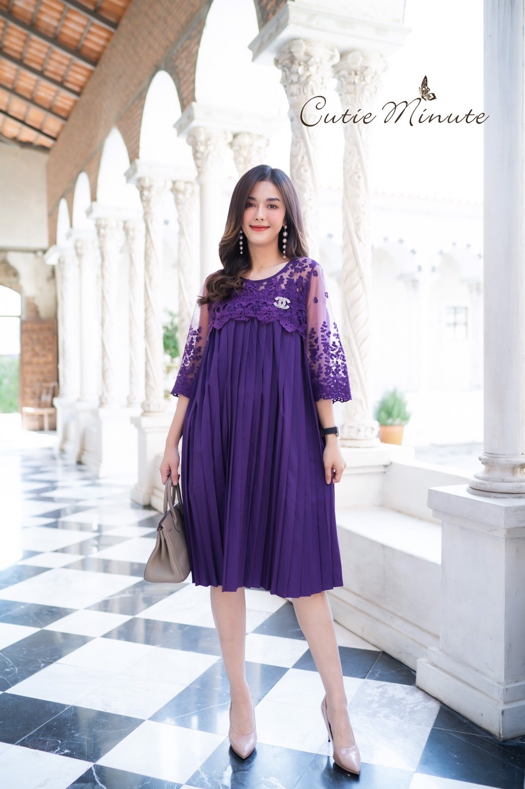 Sale+++#Cutie Minute 14104 เดรสผ้าชีฟองเกาหลีเกรดพรีเมี่ยม เนื้อผ้าดีมากค่ะ อัดพลีทแน่นๆ ด้านบนใช้ผ้าออเเกนซ่างานปักลูกไม้สุดหรูเริ่ด เดรสทรงโอเวอร์ไซส์ใส่เก๋ๆ สวยครบจริงๆค่ะ ใส่ไปงานดูดีสุดสุด งานสวยตัดเย็บดีเนี๊ยบ มี 5 สี เลือดหมู กรม ชมพูกลีบบัว (สีใหม