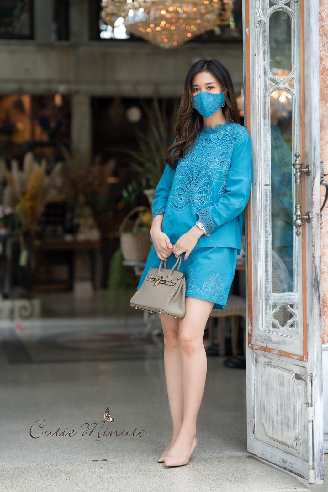 SaLe++14015**ชุดเซ็ท+Maskขาสั้นผ้าลินินเกรดพรีเมี่ยม เนื้อผ้าดี งานดีเทลปักฉลุทั้งตัวสวยมากค่ะ อลังการสุดๆ แต่งขอบตัวผ้าลูกไม้ ชุดเซ็ทดีไซน์สวยเก๋ มีซับในทั้งชุด กางเกงมีกระเป๋าซ่อน ชุดสวยผ้าดีใส่สบาย เหมาะกับอากาศบ้านเรามากๆค่ะ ** Mask ทรงสวยปรับเข้ากับโ