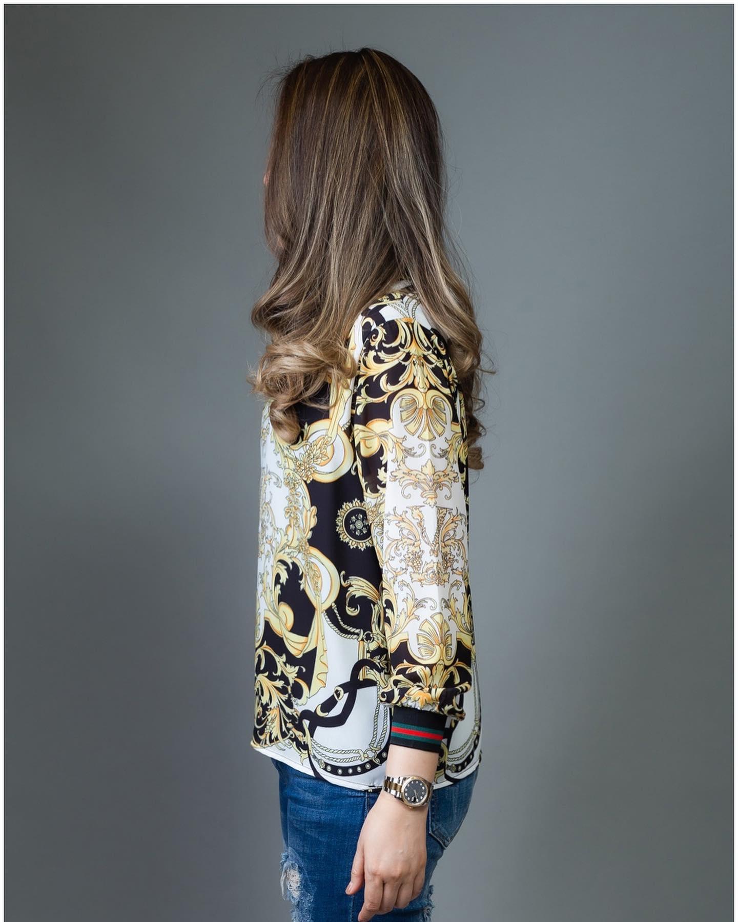 SaLe++ #Blueberry Nights B3679 NEW พรีเมี่ยมคลาสสิคเสื้อแบรนด์เนมทีเชิ้ตคอวีแขนยาว ผ้าโพลีเอสเตอร์ผสมเนื้อนุ่มเกรดพรีเมี่ยม ตัดเย็บสวยเนี้ยบสไตล์แบรนด์เนมสุดหรู แพทเทิร์นเสื้อคอวีแขนยาว ปลายแขนยางยืดสุดเก๋ พิมพ์ลายสีคมชัดสวยเป๊ะ เหมาะสำหรับสาวๆๆรอบอก(36-4