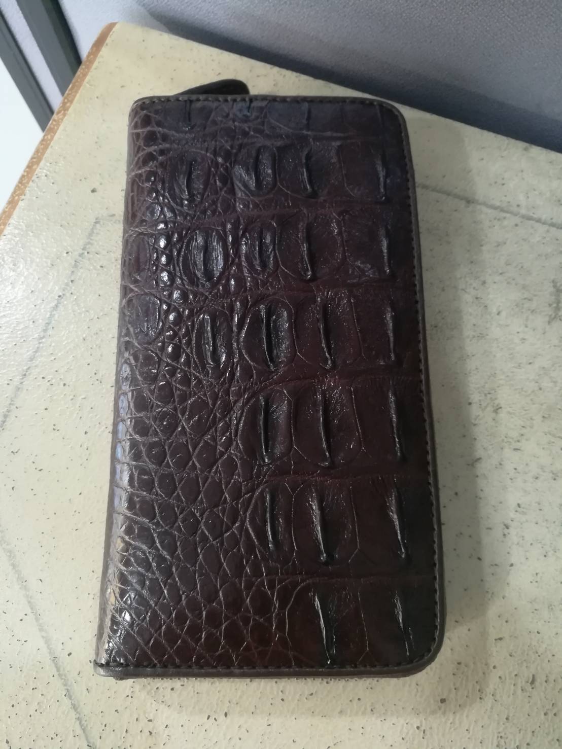 กระเป๋าหนังจระเข้แท้แบบซิปเดี่ยว; สีน้ำตาล