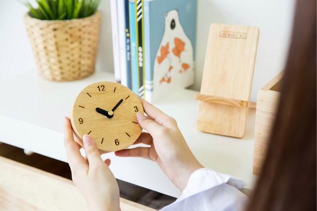 The Wood's Tale นาฬิกาตั้งโต๊ะ นาฬิกาไม้ เดินเงียบ ROUND TABLE CLOCK จากไม้แท้ธรรมชาติ