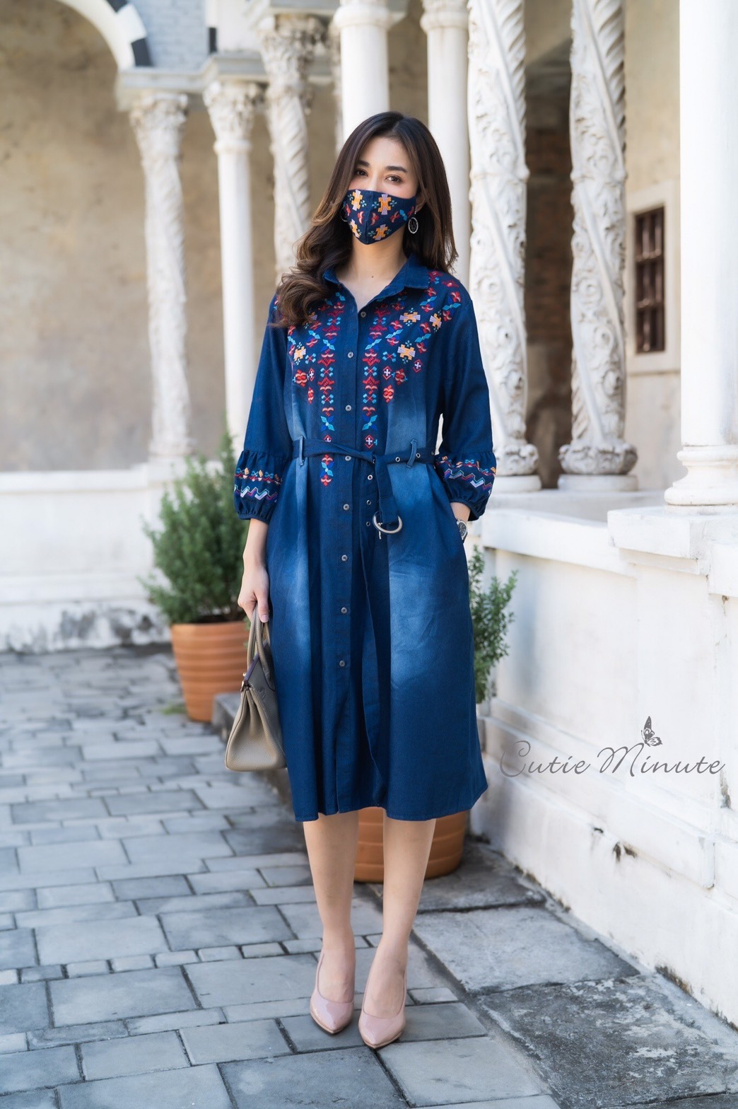 SaLe+++14082 Maxi+Mark เดรสผ้ายีนส์เกรดพรีเมี่ยม เนื้อผ้ามีความนุ่ม ผ้ายืดหยุ่นใส่สบาย แขนปลายพองเล็กๆงานฟอกสวยๆ ดีเทลปักลายสวยมากค่ะ มีกระเป๋า2ข้าง มาพร้อมกับเข็มขัด แยกชิ้นมากับชุด งานสวยเกรดระดับขึ้นห้างใส่แล้วสวยเก๋ ไม่ซ้ำใครนะคะ ** Mask ทรงสวยปรับเข้