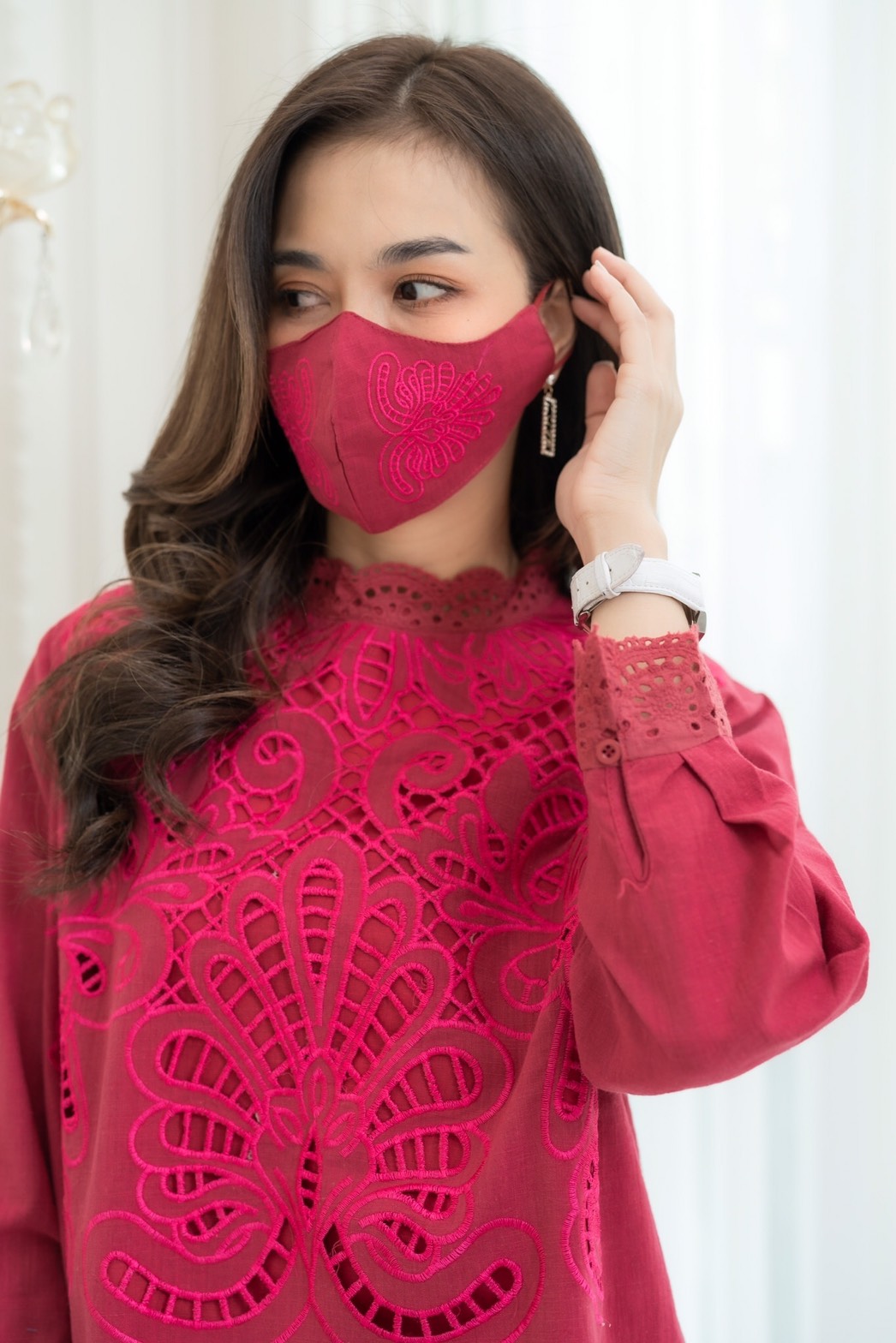 SaLe++14015**ชุดเซ็ท+Maskขาสั้นผ้าลินินเกรดพรีเมี่ยม เนื้อผ้าดี งานดีเทลปักฉลุทั้งตัวสวยมากค่ะ อลังการสุดๆ แต่งขอบตัวผ้าลูกไม้ ชุดเซ็ทดีไซน์สวยเก๋ มีซับในทั้งชุด กางเกงมีกระเป๋าซ่อน ชุดสวยผ้าดีใส่สบาย เหมาะกับอากาศบ้านเรามากๆค่ะ ** Mask ทรงสวยปรับเข้ากับโ