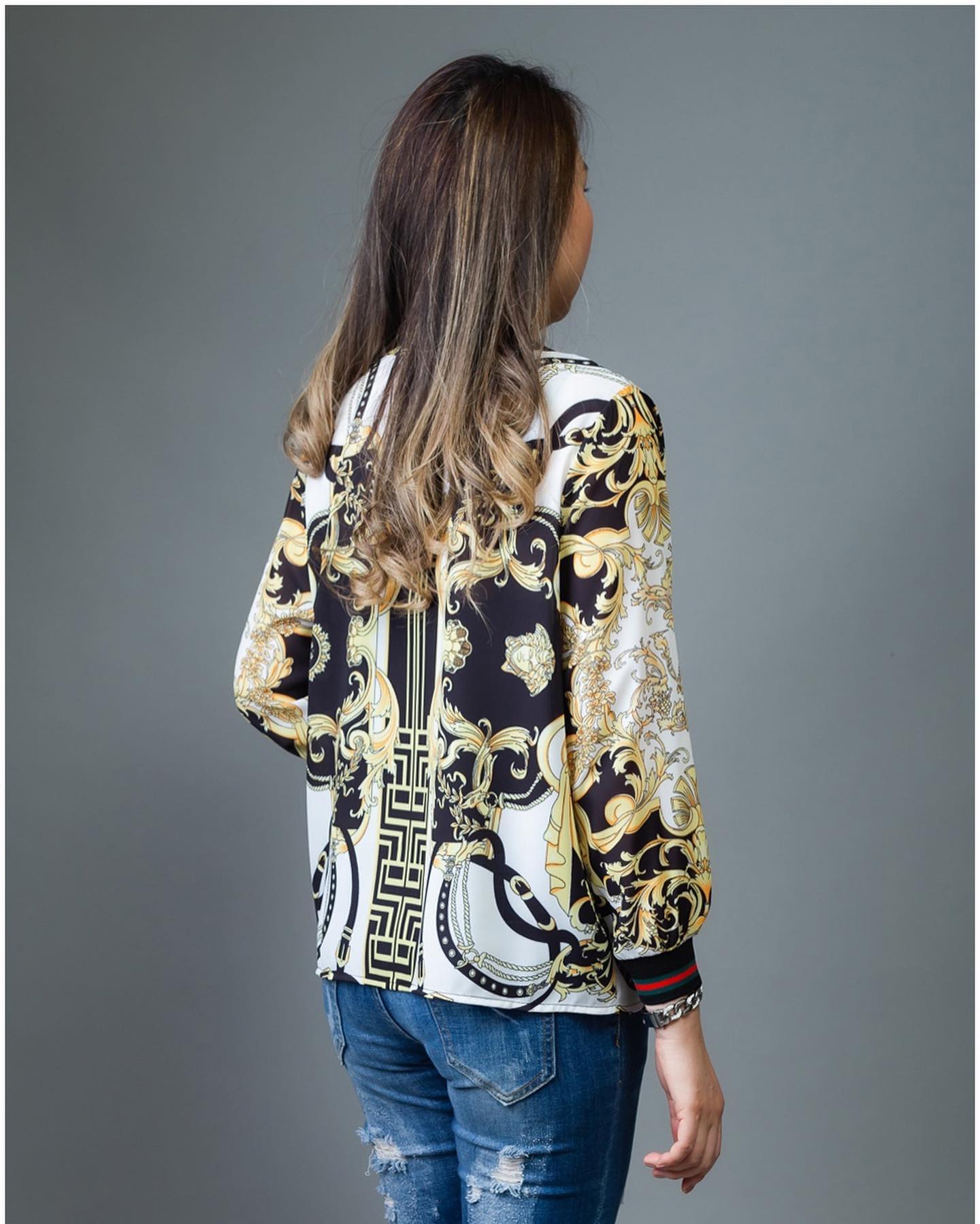 SaLe++ #Blueberry Nights B3679 NEW พรีเมี่ยมคลาสสิคเสื้อแบรนด์เนมทีเชิ้ตคอวีแขนยาว ผ้าโพลีเอสเตอร์ผสมเนื้อนุ่มเกรดพรีเมี่ยม ตัดเย็บสวยเนี้ยบสไตล์แบรนด์เนมสุดหรู แพทเทิร์นเสื้อคอวีแขนยาว ปลายแขนยางยืดสุดเก๋ พิมพ์ลายสีคมชัดสวยเป๊ะ เหมาะสำหรับสาวๆๆรอบอก(36-4