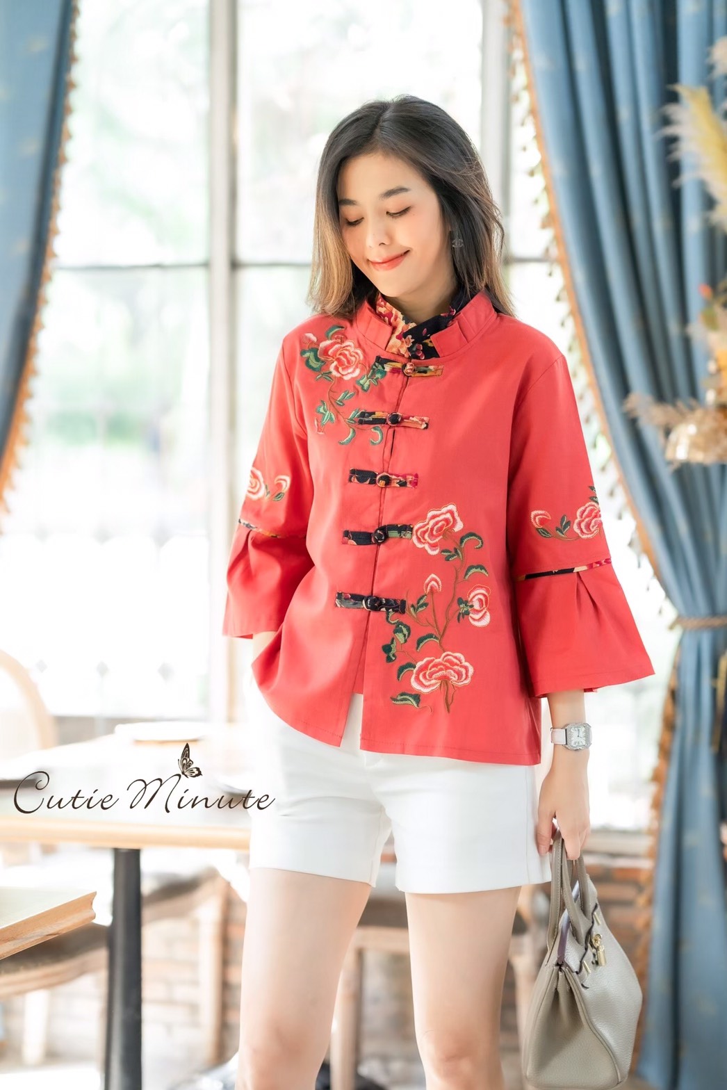 Sale+++#Cutie Minute B3639 เสื้อผ้าฝ้ายลินินเกาหลีเกรดพรีเมี่ยม เสื้อไตส์จีนเก๋เก๋ ดีเทลปกคอ2ชั้นจับจีบสวยงาม แขนจับจีบบานนิดๆ มาพร้อมงานปักดอกไม้สวยมากค่ะ ดีเทลเเน่นทั้งตัว สวยเลอค่ามากค่ะ มี สี เขียว กรม ส้ม อก ฟรีไซส์ 43" เอว ฟรีไซส์ 43" สะโพ