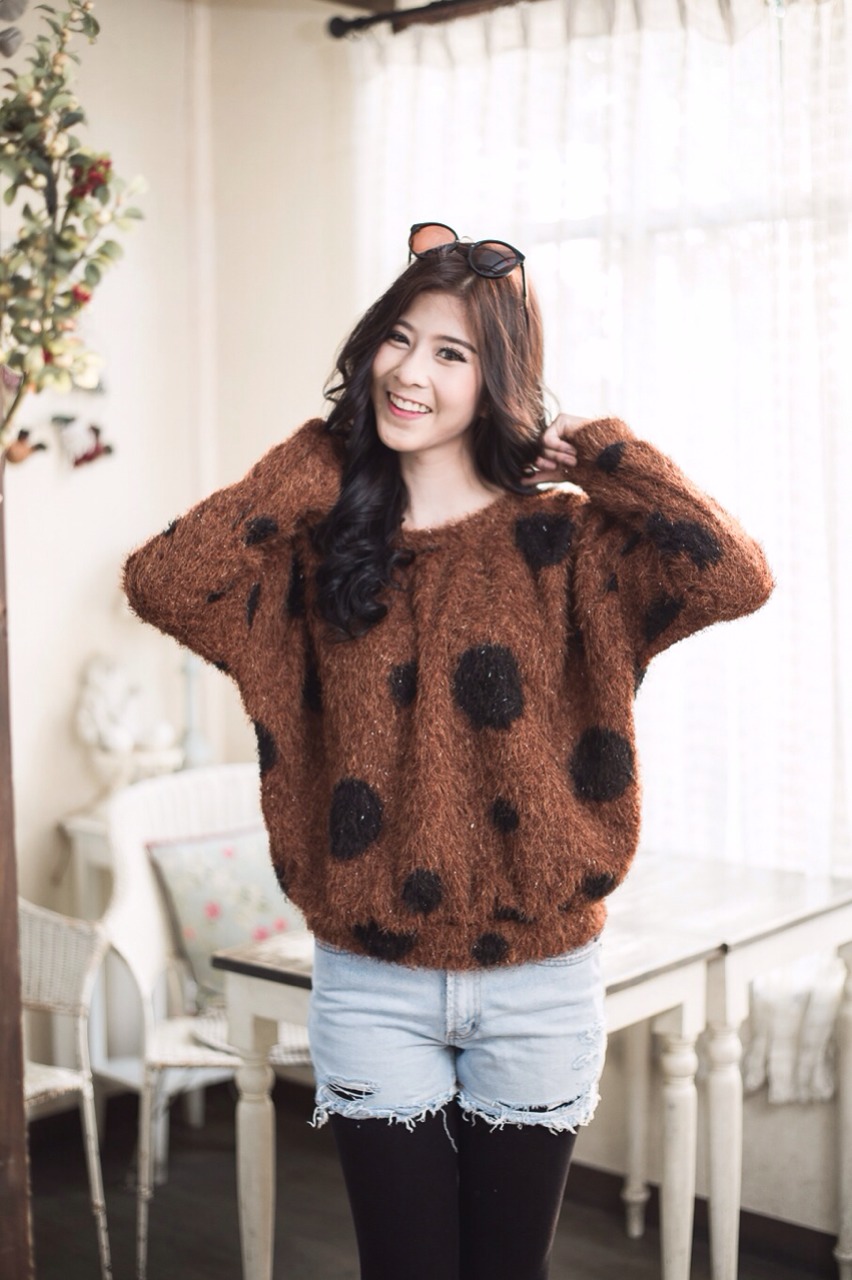SaLe++ ทองย้อย**B1320**Fluffy Polkadot Sweater -- สเวตเตอร์สุดน่ารักมาแล้วค่ะ ผ้าขนนิ่ม ทอลายจุด ไม่หนามากนะคะ น่ารักๆสำหรับหนาวนี้ค่ะ ใส่แมทช์คู่กับกางเกงยีนส์/ เลกกิ้ง/ ขายาว ก็ชิคได้ไม่เหมือนใคร ดีไซน์คอกลม แขนยาว ใส่เป็น oversize สำหรับสาวทุกไซส์ค่ะ อ