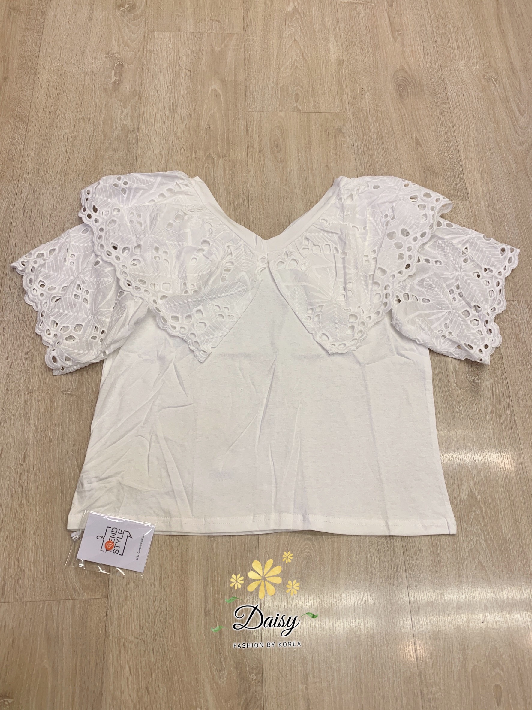 SaLe++#Daisy B3565 เสื้อคอวีแต่งผ้าลูกไม้คลุมไหล่ ลูกไม้ฉลุลายสวยค่ะ แขนใช้ผ้าลูกไม้ ช่วงตัวผ้าคอตตอนสีขาวใส่แมทช์ง่าย แพทเทิร์นสวยใส่สบายค่ะ ☀️สีขาว 🎗Size อก 42” ยาว 22” ลายแต่ละตัวอาจแตกต่างกันเล็กน้อยอยู่ที่การวางผ้า