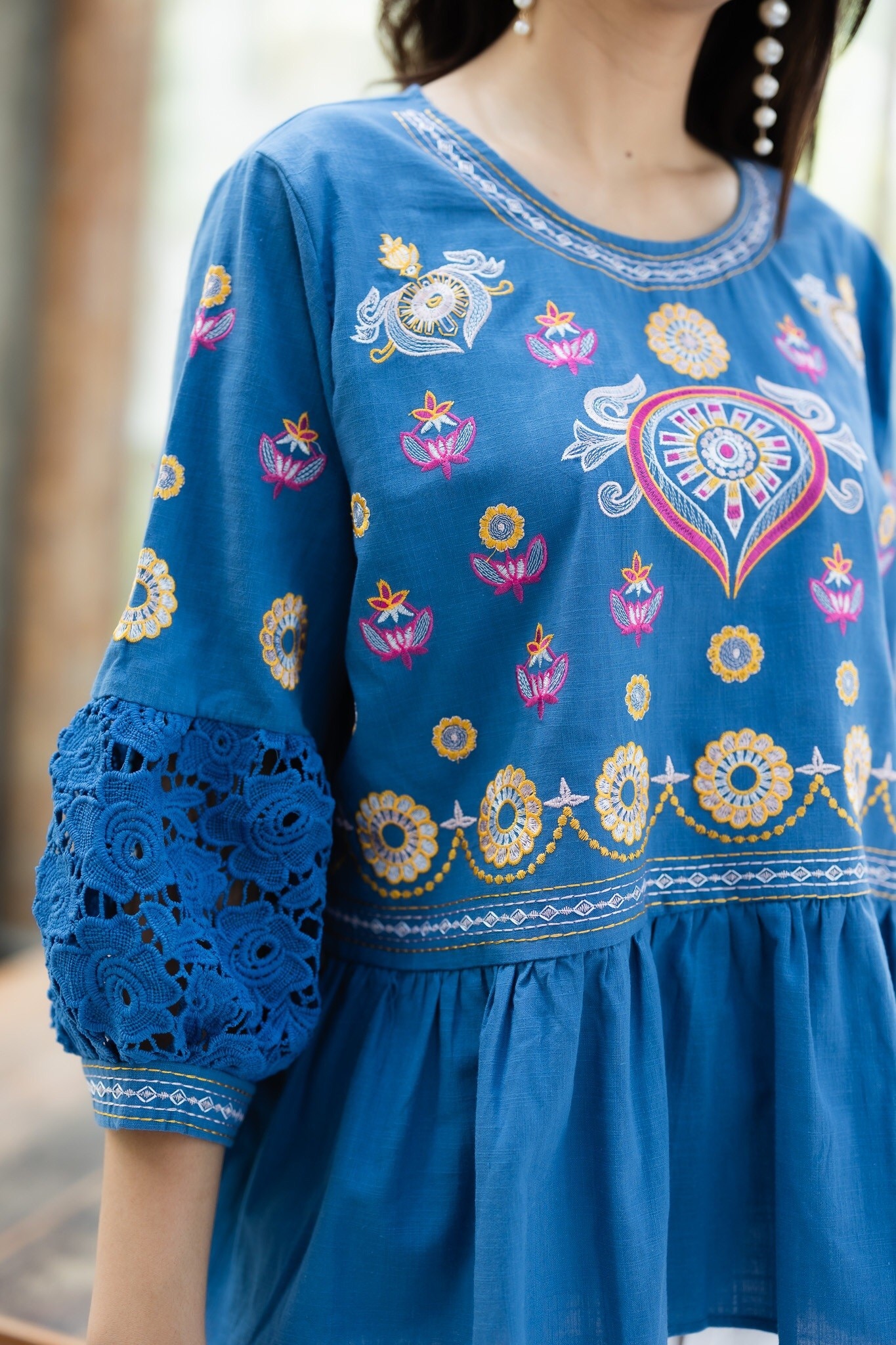 SaLe++#Cutie Minute B3695 เสื้อลินินเกรดพรีเมี่ยม เนื้อผ้าขึ้นลาย เนื้อผ้ามีความนุ่ม ผ้าดีมากค่ะ งานปักฝีมือสวยมากๆค่ะ แต่งเติมแขนด้วยลูกไม้เนื้อหนาสวยสวย เสื้อดีเทลจับจีบระบายเล็กๆ งานปักสวยเนียบ ใส่สวย ใส่สบายจริงๆค่ะ มี 4 สี ฟ้าคราม ส้มอิฐ เขียวไพร ชมพ