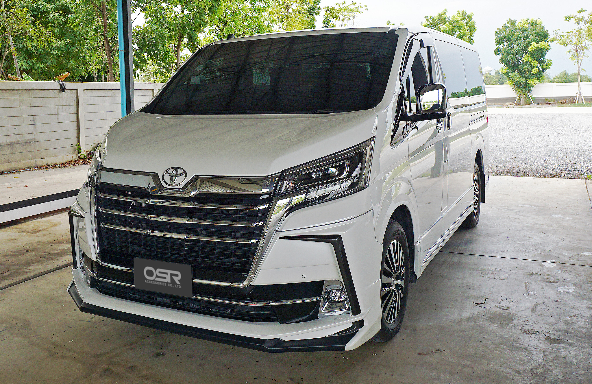 ชุดแต่งรถ สเกิร์ต-สปอยเลอร์ Toyota Majesty ทรง ATIVUS by OSR