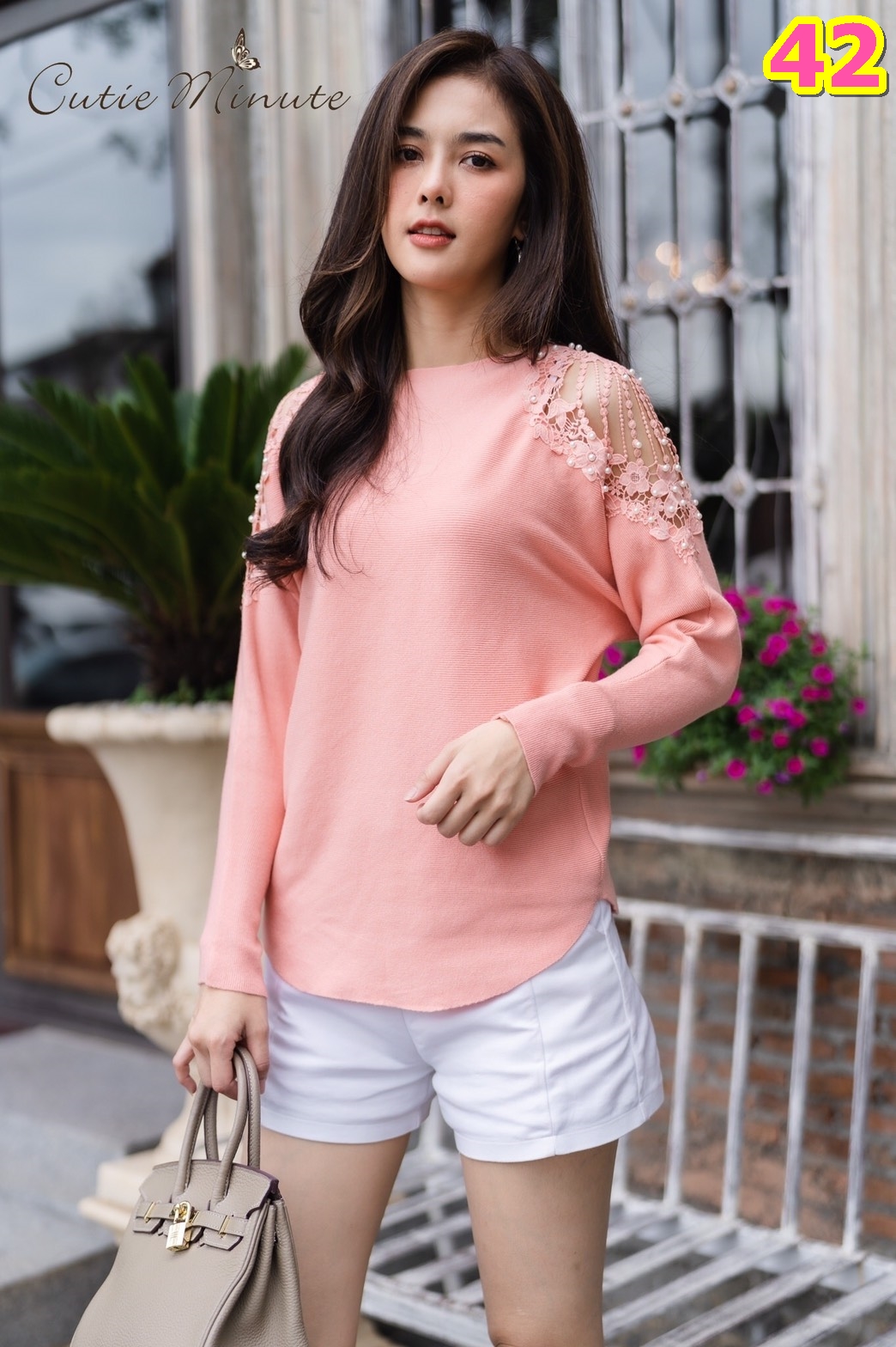 SaLe++B3202**อก42**เสื้อไหมพรมเกรดพรีเมียม เนื้อผ้านิ่มแน่นผ้าดีมากค่ะ ผ้ายืดได้เยอะมากค่ะ แต่งช่วงไหล่ด้วยลูกไม้ระหย้า เเต่งประดับด้วยการตอกมุกลงไป ใส่แล้วสวยงามอลังการมากค่ะ เสื้อสีพื้นเรียบง่าย ใส่คู่กับตัวไหนๆก็สวยนะคะ