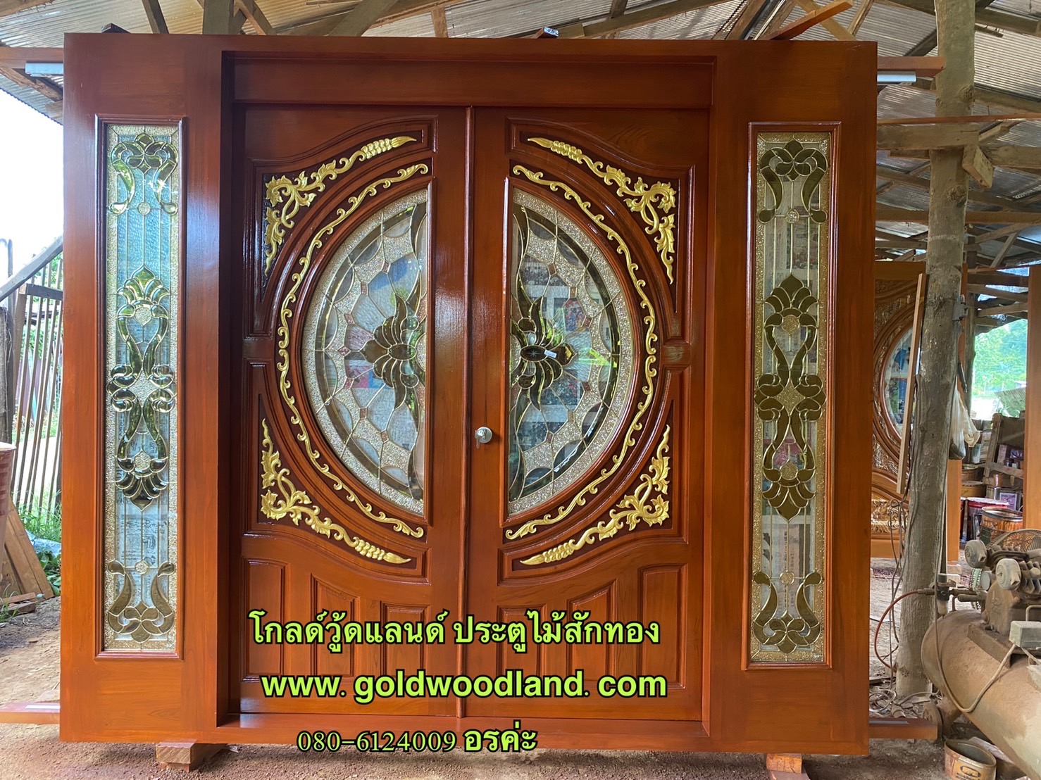 ประตูไม้บานเลื่อนหน้าบ้าน