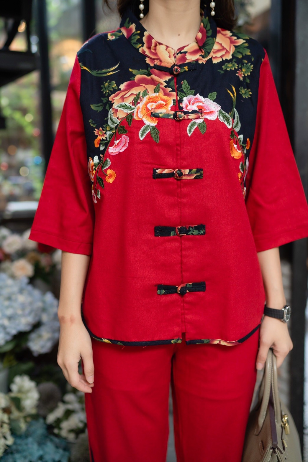 SaLe++#Cutie Minute 14110 ชุดเซ็ทผ้าลินินเกรดพรีเมี่ยม เนื้อผ้านิ่มกำลังดี ดีเทลตกแต่งด้วยงานปักผสมผ้าลายดอกไม้ กางเกงมีกระเป๋าซ่อน ชุดเเต่งด้วยกระดุมจีน กุ้นขอบที่ชายเสื้อ ชุดนี้สวยมากค่ะ ใส่ชุดเดียวสวยสมบูรณ์แบบเลยนะคะ หรือจะแยกชิ้นใส่แมทช์กับชุดอื่นก็ส