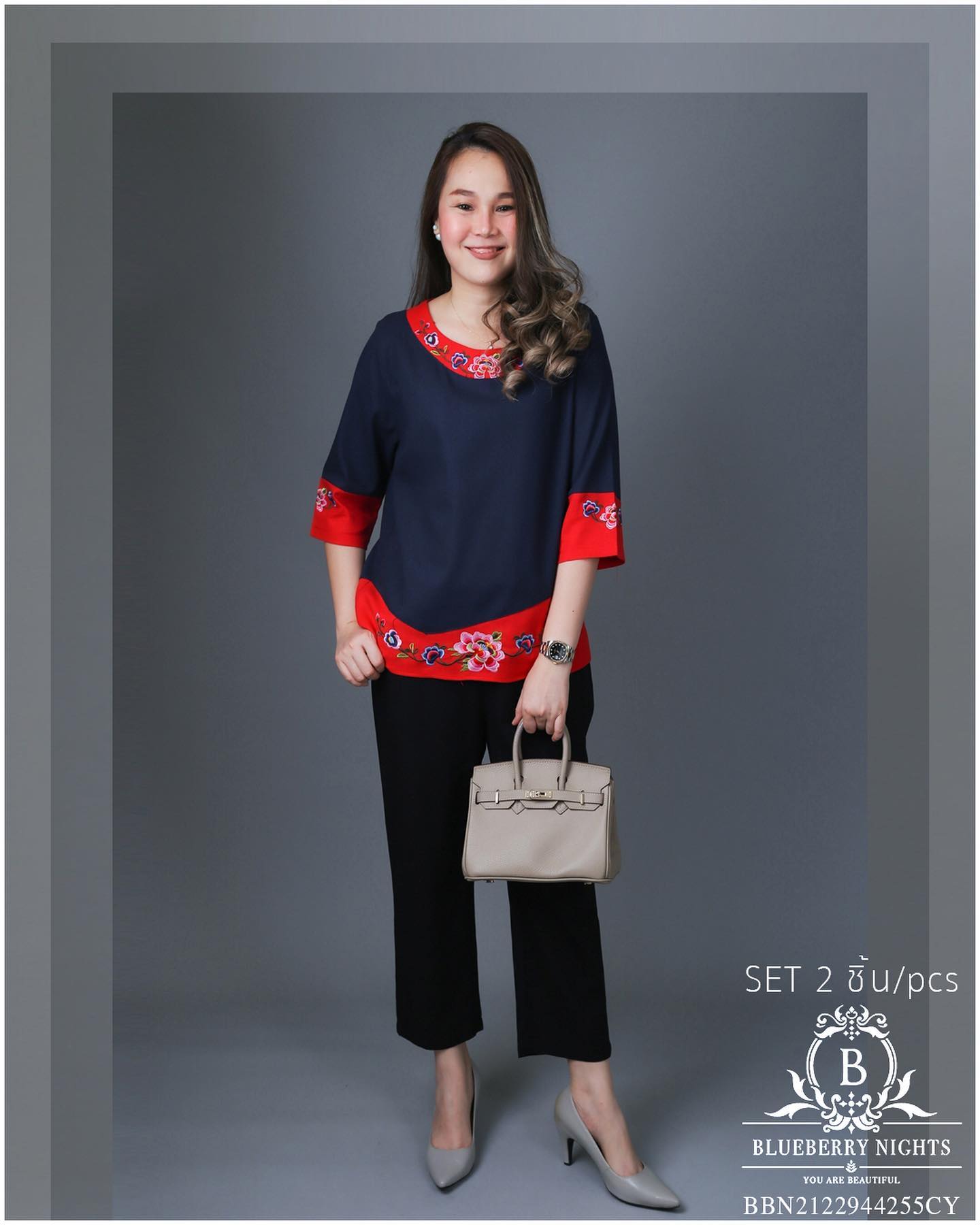 BLUEBERRY NIGHTS 14130 ชุดเซ็ตผ้าฝ้ายธรรมชาติ เสื้อผ้าฝ้ายธรรมชาติเนื้อดีเกรดพรีเมี่ยม เนื้อผ้านุ่มใส่สบายมากๆๆ ดีเทลผ้าสีพื้นตัดสลับสี ปักลวดลายดอกไม้หน้าและหลัง แพทเทิร์นกางเกงสีพื้นขายาว เอวยางยืดอิลาสติกอย่างดี มีกระเป๋าข้างซ้าย-ขวา ใส่สบายมากๆ ใส่เที