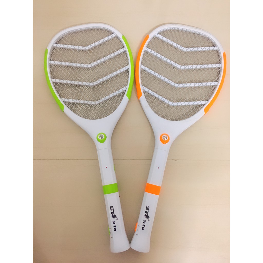 ไม้ตียุง รุ่น ST-710 Premium ชาร์จไฟได้ เป็นไฟฉายพกพาได้ ถอดด้ามได้ ใช้ไฟบ้าน 220V หน้ากว้าง 9 นิ้ว