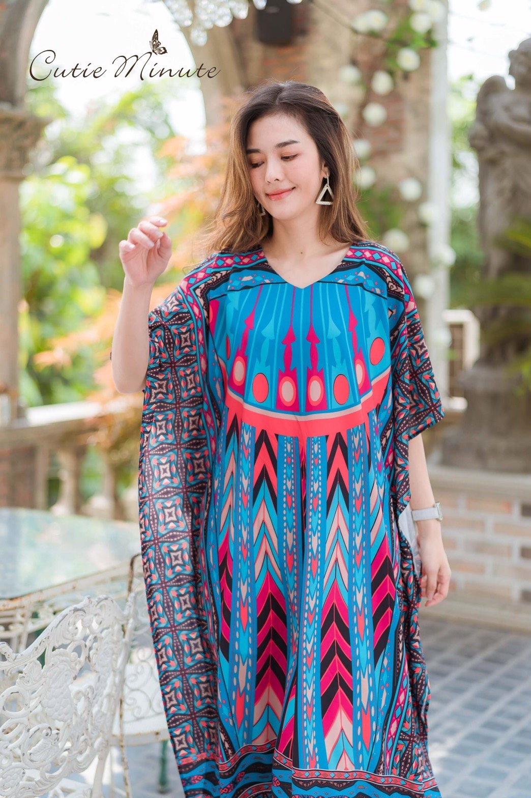 SaLe++#Cutie Minute 13954**MAXI เดรสผ้าโพลีเอสเตอร์เนื้อนิ่ม พิมพ์ลวดลายเส้นกราฟฟิก ทรงค้างคาวเหมาะกับ summer นี้เลยค่ะ อก ฟรีไซส์ 48" เอว ฟรีไซส์ 52" สะโพก ฟรีไซส์ 58" วงแขนบน 22" แขนยาว 14" (จากต้นคอ) ขอบแขนล่าง ฟรีไซส์ เดรสยาว