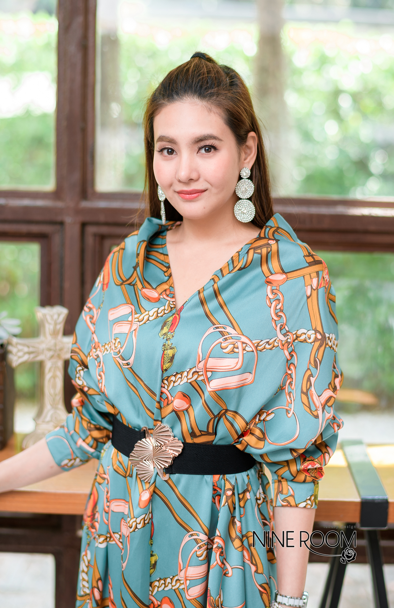 SaLe+++#Nine room 14088 MAXI DRESS - แม๊กซี่เดรสคอถ่วงส่วนด้านหลังจับจีบ เป็นทรงปล่อยๆ ใช้ผ้าซาตินผสมซิลล์เกรดพรีเมี่ยม(PREMIUM SATIN MIX SILK) ซึ่งรวมเอาคุณสมบัติที่ดีของผ้าทั้งสองแบบ ทำให้ตัวผ้าให้ผิวสัมผัสดี นุ่ม ใส่สบายมาก โดดเด่นด้วยงานพิมพ์สไตล์ไฮแบ