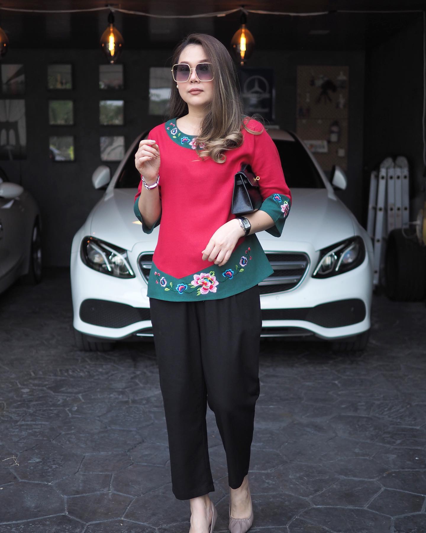 BLUEBERRY NIGHTS 14130 ชุดเซ็ตผ้าฝ้ายธรรมชาติ เสื้อผ้าฝ้ายธรรมชาติเนื้อดีเกรดพรีเมี่ยม เนื้อผ้านุ่มใส่สบายมากๆๆ ดีเทลผ้าสีพื้นตัดสลับสี ปักลวดลายดอกไม้หน้าและหลัง แพทเทิร์นกางเกงสีพื้นขายาว เอวยางยืดอิลาสติกอย่างดี มีกระเป๋าข้างซ้าย-ขวา ใส่สบายมากๆ ใส่เที