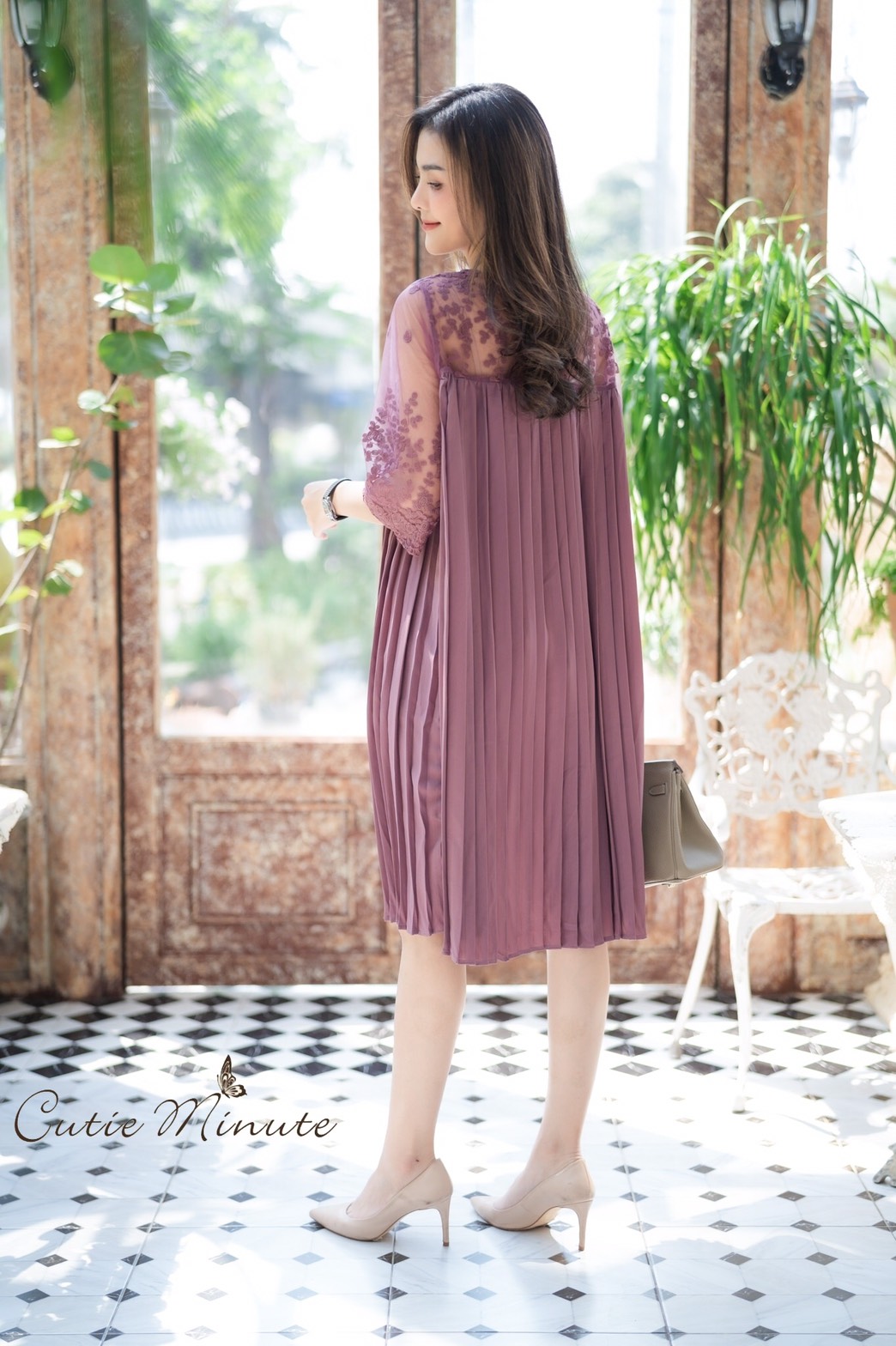 Sale+++#Cutie Minute 14104 เดรสผ้าชีฟองเกาหลีเกรดพรีเมี่ยม เนื้อผ้าดีมากค่ะ อัดพลีทแน่นๆ ด้านบนใช้ผ้าออเเกนซ่างานปักลูกไม้สุดหรูเริ่ด เดรสทรงโอเวอร์ไซส์ใส่เก๋ๆ สวยครบจริงๆค่ะ ใส่ไปงานดูดีสุดสุด งานสวยตัดเย็บดีเนี๊ยบ มี 5 สี เลือดหมู กรม ชมพูกลีบบัว (สีใหม