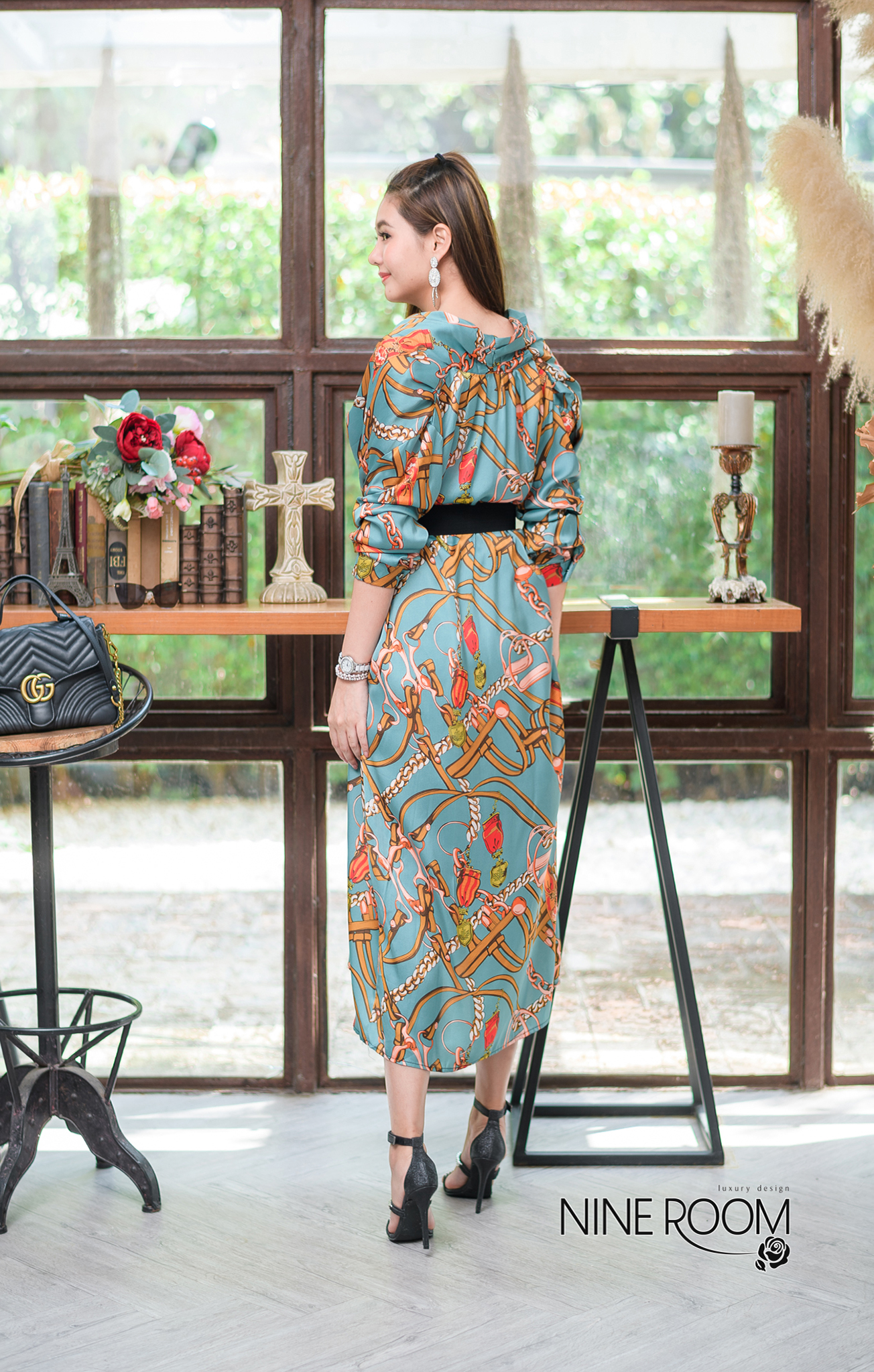 SaLe+++#Nine room 14088 MAXI DRESS - แม๊กซี่เดรสคอถ่วงส่วนด้านหลังจับจีบ เป็นทรงปล่อยๆ ใช้ผ้าซาตินผสมซิลล์เกรดพรีเมี่ยม(PREMIUM SATIN MIX SILK) ซึ่งรวมเอาคุณสมบัติที่ดีของผ้าทั้งสองแบบ ทำให้ตัวผ้าให้ผิวสัมผัสดี นุ่ม ใส่สบายมาก โดดเด่นด้วยงานพิมพ์สไตล์ไฮแบ