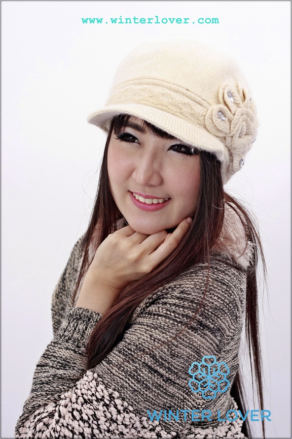 หมวกไหมพรมกันหนาวสีครีมทรงแก็ป ลายดอกไม้แต่งเพชรสวยหรู(พร้อมส่ง)(Free Size)