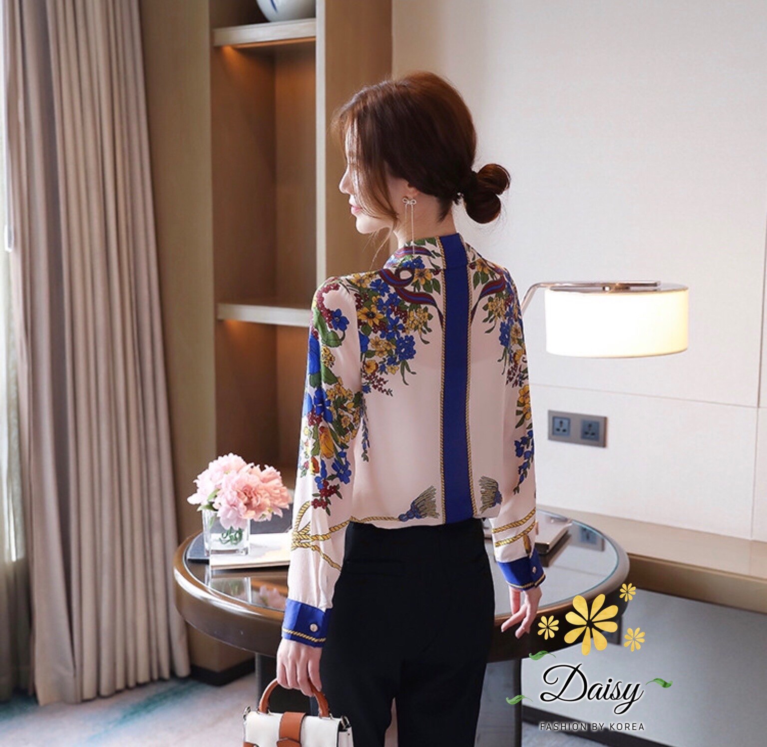SaLe++#Daisy B3557 เสื้อเชิ้ตแขนยาวกระดุมหน้า คอปก เป็นกระดุมสีเงินปั๊มลาย ผ้าคอตตอนโพลีเอสเตอร์เนื้อสวย พื้นสีครีมพิมพ์ลายเชือกพู่และดอกไม้ลายสวยค่ะ แมทช์ง่าย ใส่แมทช์ได้หลายชุด สีครีมลายโทนสีน้ำเงิน ไซส์ อก 38” ยาว 24” ลายแต่ละตัวอาจแตกต่างกันเล็กน้อยอย