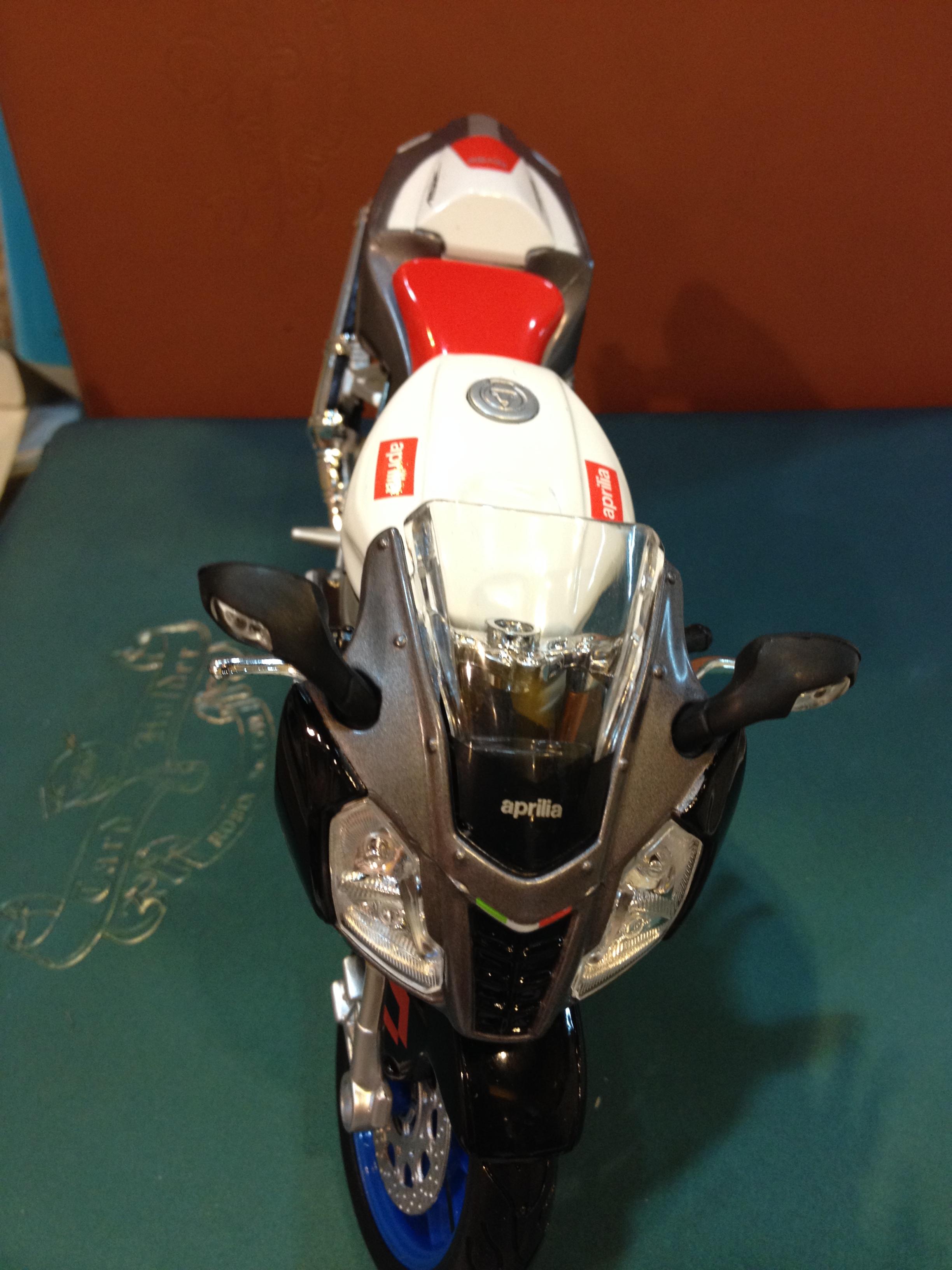 1:12 Aprilia RSV 1000R