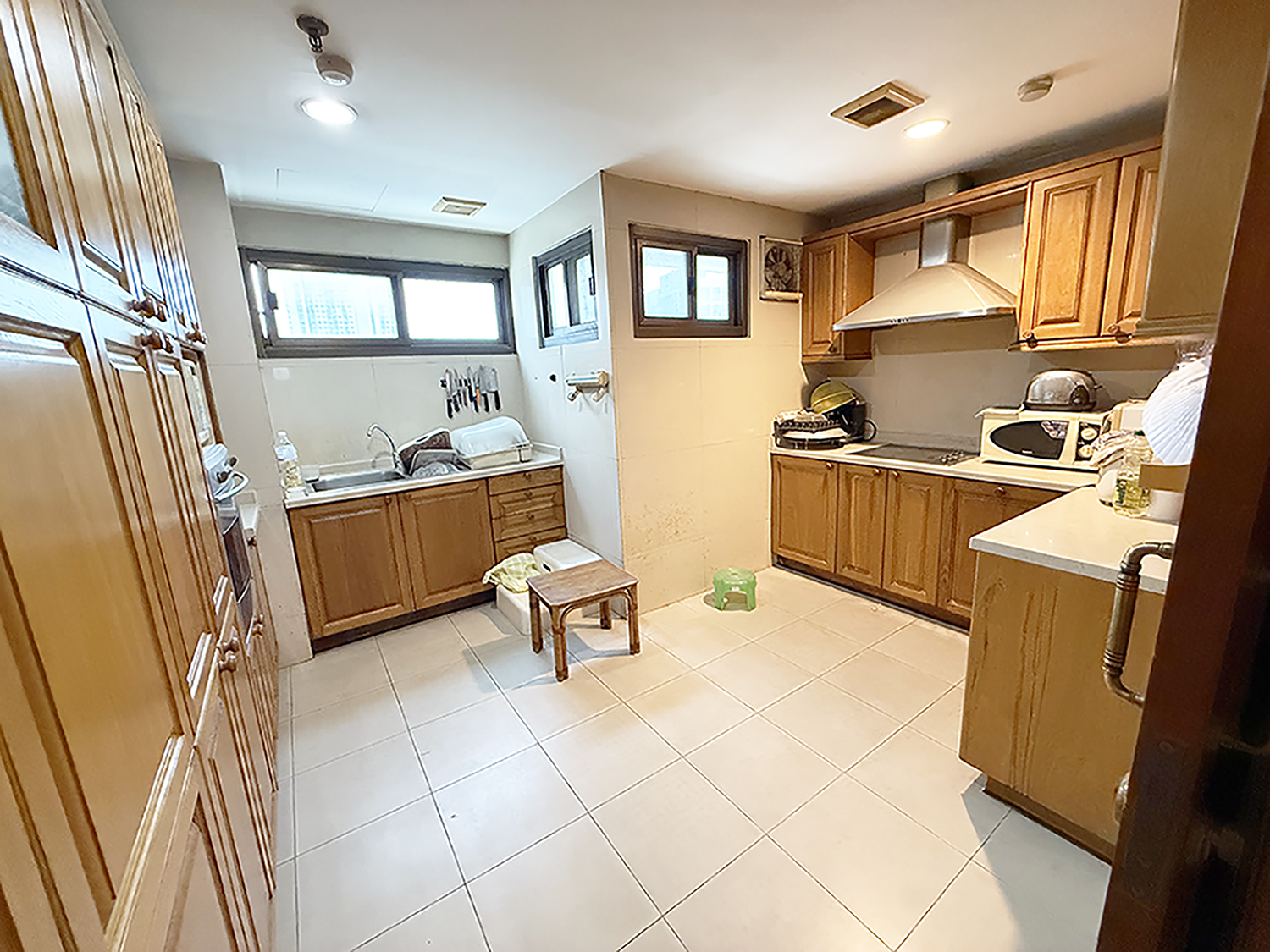 ขายคอนโด 2 ห้องเชื่อมกัน โมเดอร์นทาวน์ คลองตัน พระโขนง กรุงเทพฯ