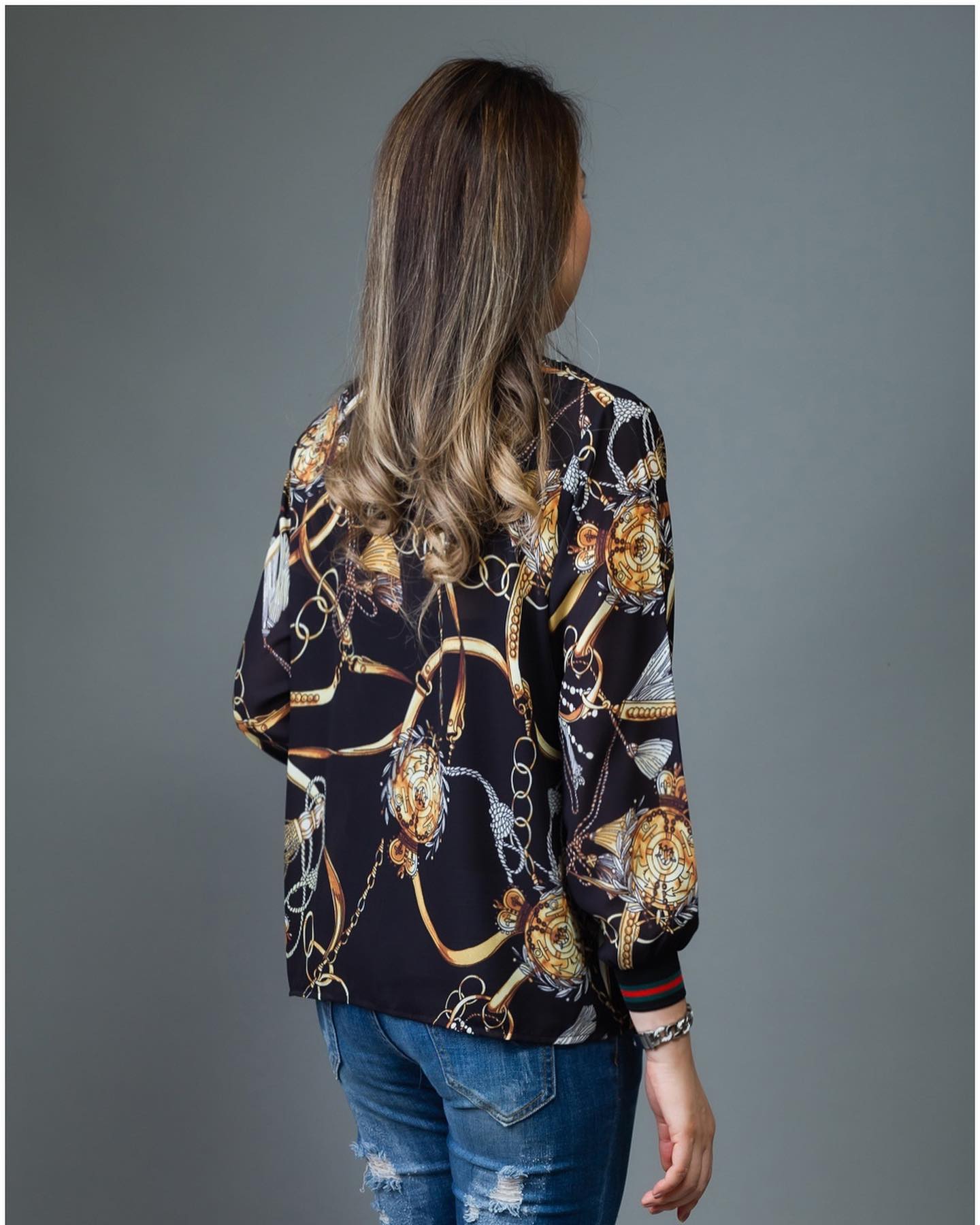 SaLe++ #Blueberry Nights B3679 NEW พรีเมี่ยมคลาสสิคเสื้อแบรนด์เนมทีเชิ้ตคอวีแขนยาว ผ้าโพลีเอสเตอร์ผสมเนื้อนุ่มเกรดพรีเมี่ยม ตัดเย็บสวยเนี้ยบสไตล์แบรนด์เนมสุดหรู แพทเทิร์นเสื้อคอวีแขนยาว ปลายแขนยางยืดสุดเก๋ พิมพ์ลายสีคมชัดสวยเป๊ะ เหมาะสำหรับสาวๆๆรอบอก(36-4