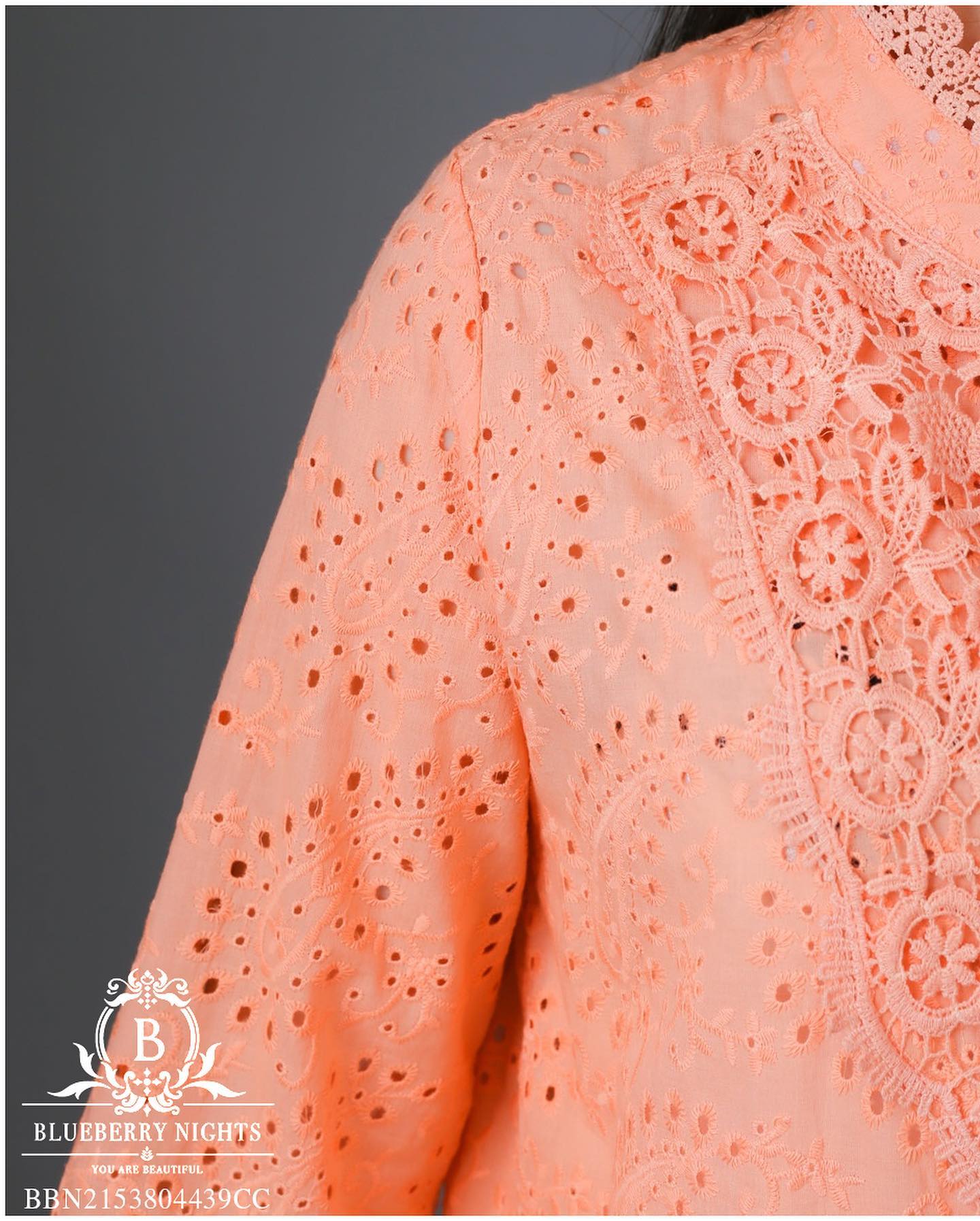 Sale+++#Blueberry Nights B3676 New เสื้อคอตต้อนทีเชิ้ตแบรนด์เนมเกาหลี ผ้าคอตต้อนเกรดพรีเมี่ยม เนื้อดีมากสัมผัสนุ่มเบาใส่สบายค่ะ แพทเทิร์นเสื้อทีเชิ้ต ดีเทลผ้าคอตต้อนฉลุปักลายสวยทั้งตัว กระดุมหน้ายาวตลอด ช่วงอกประดับลูกไม้สวยหรู ปลายแขนยางยืด เหมาะสำหรับสา