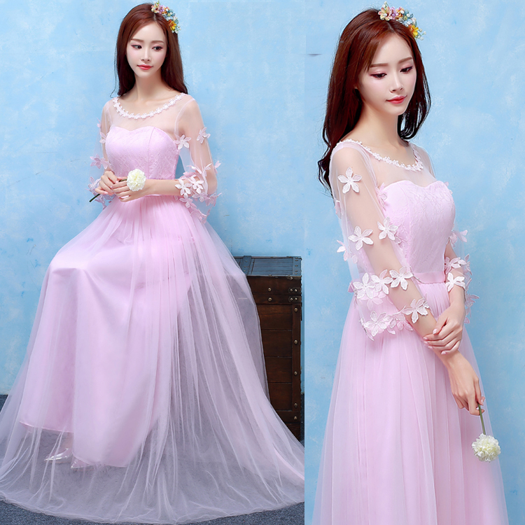 ชุดราตรียาวสีชมพูมีแขน ช่วงแขนผ้าซีทรูประดับด้วยดอกไม้เก๋ๆ