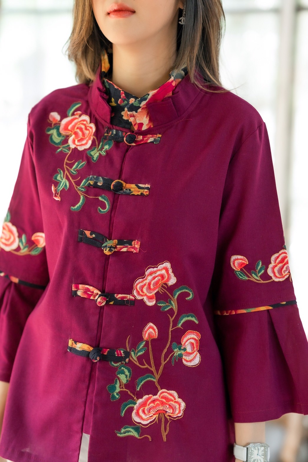 Sale+++#Cutie Minute B3639 เสื้อผ้าฝ้ายลินินเกาหลีเกรดพรีเมี่ยม เสื้อไตส์จีนเก๋เก๋ ดีเทลปกคอ2ชั้นจับจีบสวยงาม แขนจับจีบบานนิดๆ มาพร้อมงานปักดอกไม้สวยมากค่ะ ดีเทลเเน่นทั้งตัว สวยเลอค่ามากค่ะ มี สี เขียว กรม ส้ม อก ฟรีไซส์ 43" เอว ฟรีไซส์ 43" สะโพ