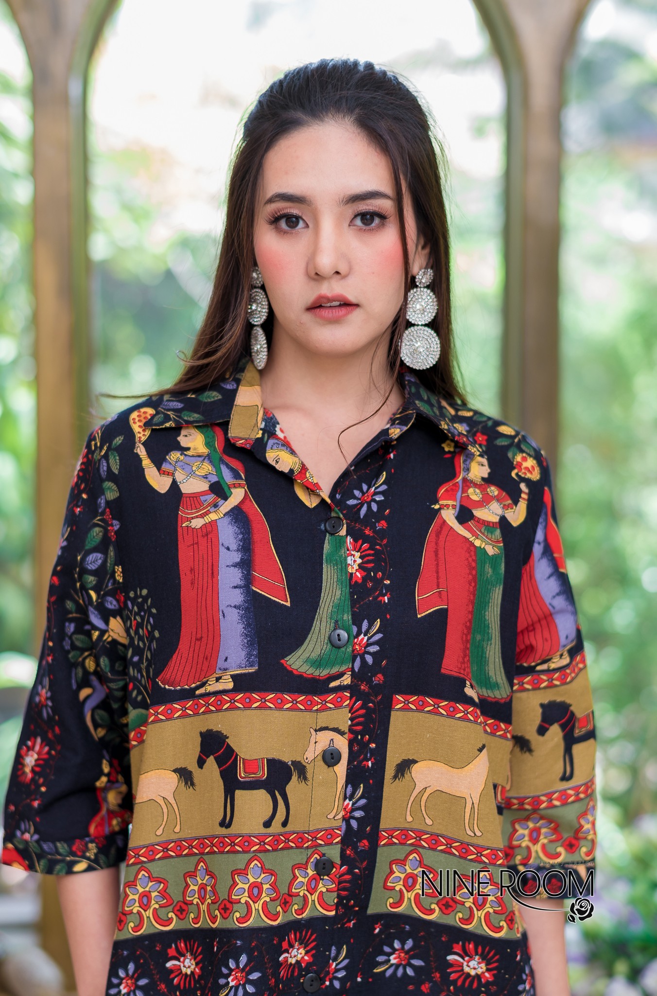 SaLe+++#Nine Room 14046 SHIRT DRESS -เชิ๊ตเดรสคอปก พร้อมสาบกระดุมยาวด้านหน้าใช้ผ้าฝ้ายผสมลินิน(cotton mix linen) ตัวผ้าไม่หนา-ไม่บาง ระบายอากาศดี ไม่ร้อน มีความโดดเด่นด้วยลายอิยิปต์-ฟาโรห์ลายสวยๆทั้งตัว เสริมคัทติ้งด้วยการผ่าชายข้างเพื่อความสวยงาม และมีกร