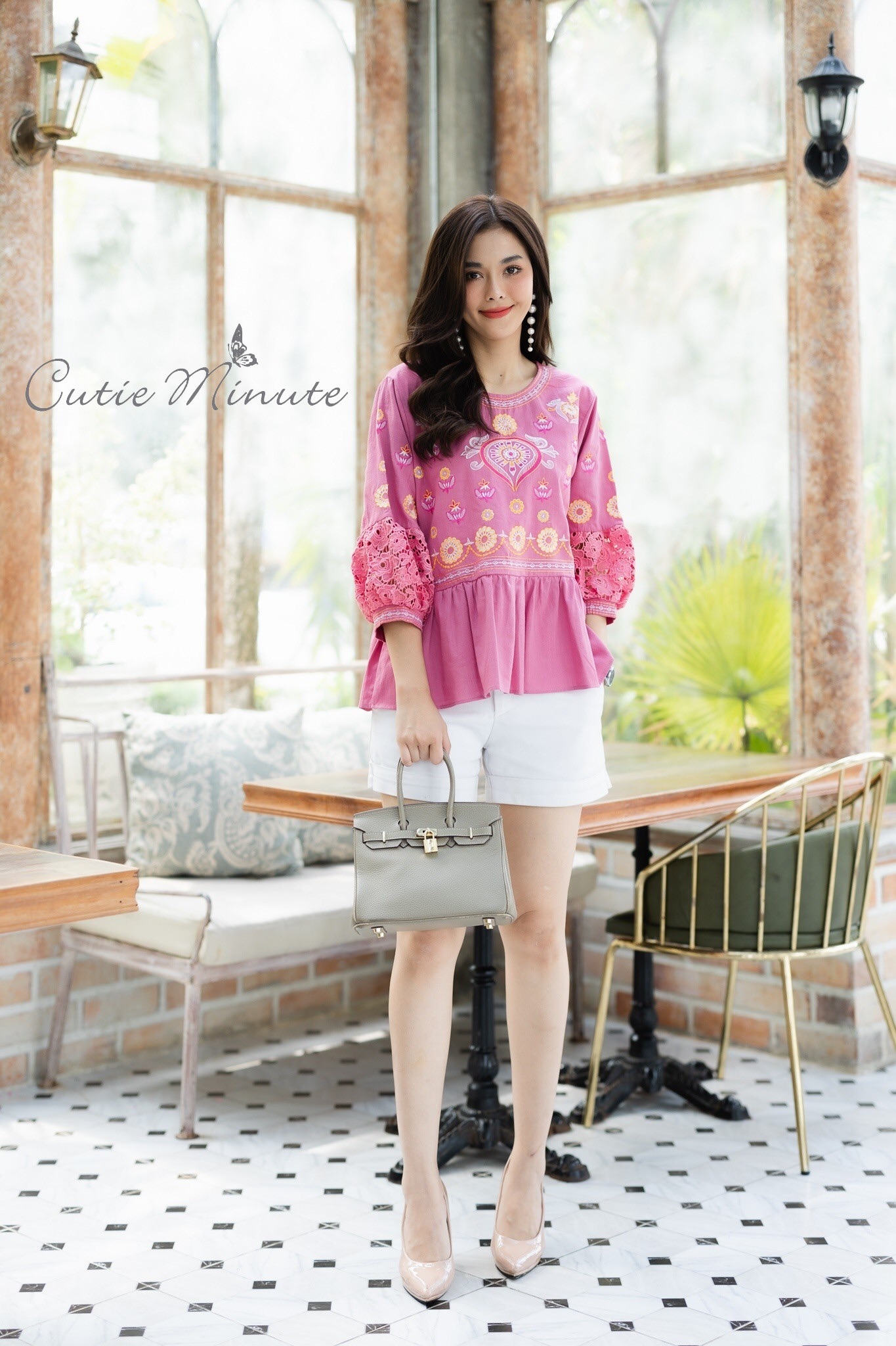 SaLe++#Cutie Minute B3695 เสื้อลินินเกรดพรีเมี่ยม เนื้อผ้าขึ้นลาย เนื้อผ้ามีความนุ่ม ผ้าดีมากค่ะ งานปักฝีมือสวยมากๆค่ะ แต่งเติมแขนด้วยลูกไม้เนื้อหนาสวยสวย เสื้อดีเทลจับจีบระบายเล็กๆ งานปักสวยเนียบ ใส่สวย ใส่สบายจริงๆค่ะ มี 4 สี ฟ้าคราม ส้มอิฐ เขียวไพร ชมพ