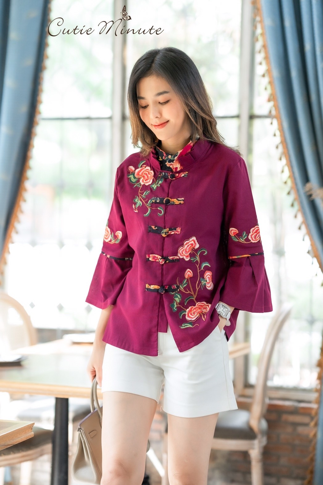 Sale+++#Cutie Minute B3639 เสื้อผ้าฝ้ายลินินเกาหลีเกรดพรีเมี่ยม เสื้อไตส์จีนเก๋เก๋ ดีเทลปกคอ2ชั้นจับจีบสวยงาม แขนจับจีบบานนิดๆ มาพร้อมงานปักดอกไม้สวยมากค่ะ ดีเทลเเน่นทั้งตัว สวยเลอค่ามากค่ะ มี สี เขียว กรม ส้ม อก ฟรีไซส์ 43" เอว ฟรีไซส์ 43" สะโพ