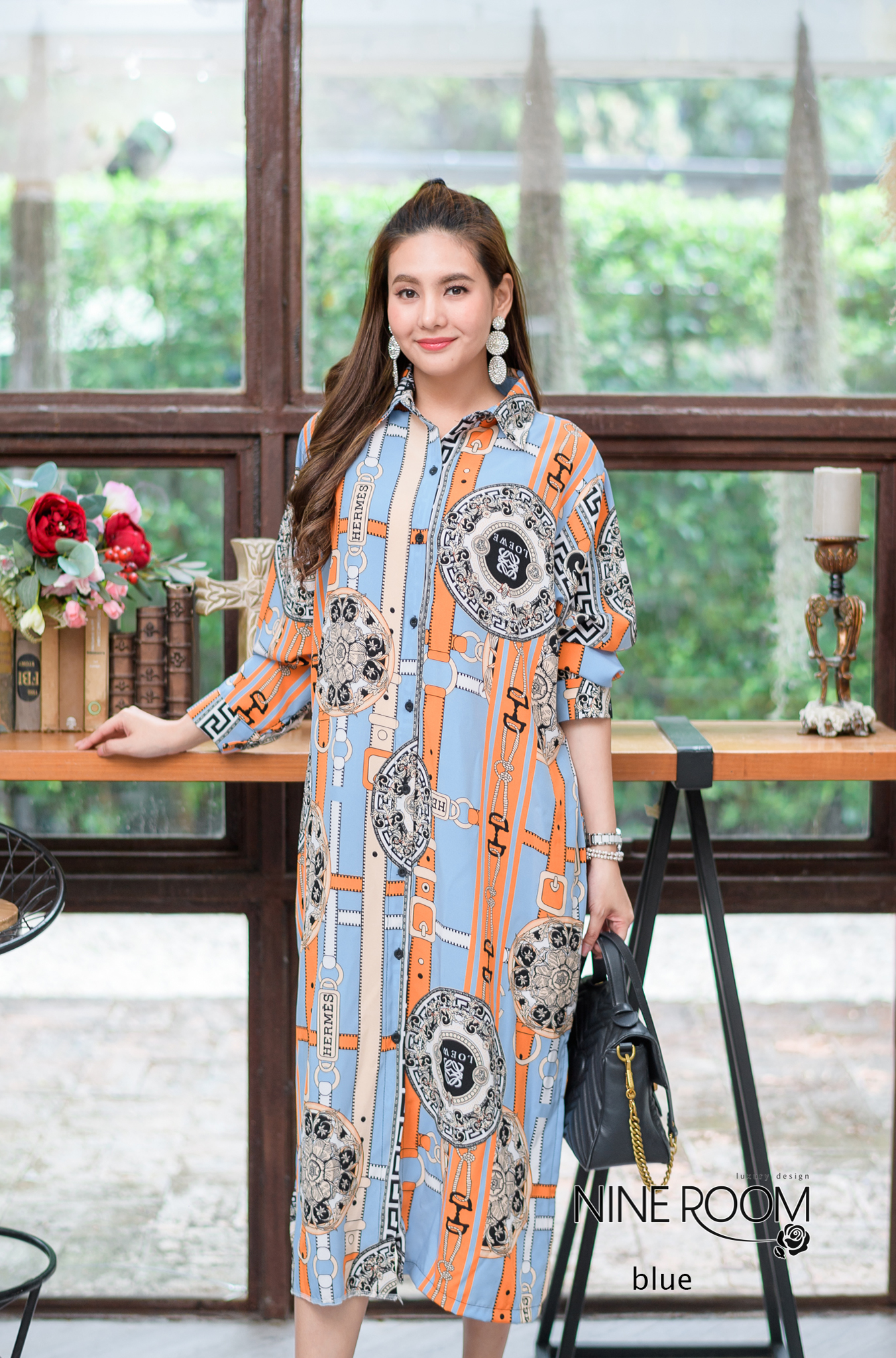 SaLe+++#Nine Room 14106 MAXI SHIRT - แม๊กซี่เชิ๊ตแขนยาวคอปก พร้อมสาบกระดุมยาวด้านหน้า ใช้ผ้าโพลี่ฯผสมซิลล์เกรดพรีเมี่ยม (PREMIUM POLY MIX SILK ) เนื้อผ้าดี ตัวผ้านุ่ม ไม่คัน มีความโดดเด่นด้วยงานพิมพ์ลายไฮแบรนด์ทั้งตัว มาพร้อมกระเป๋าข้างค่ะ •Color |3สี 1.